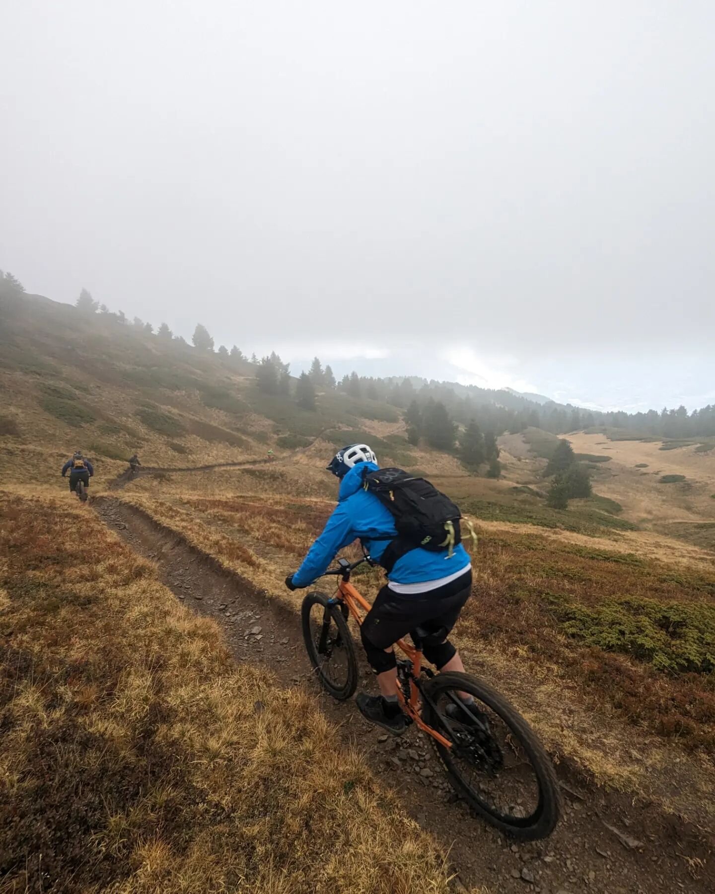 Change in the weather this morning, but it made for some atmospheric conditions up high! Trails will be primo after a much needed bit of moisture too!

#endlesstrailsmtb #queyrastraildelights #queyrasmtb #adventuresbybike
