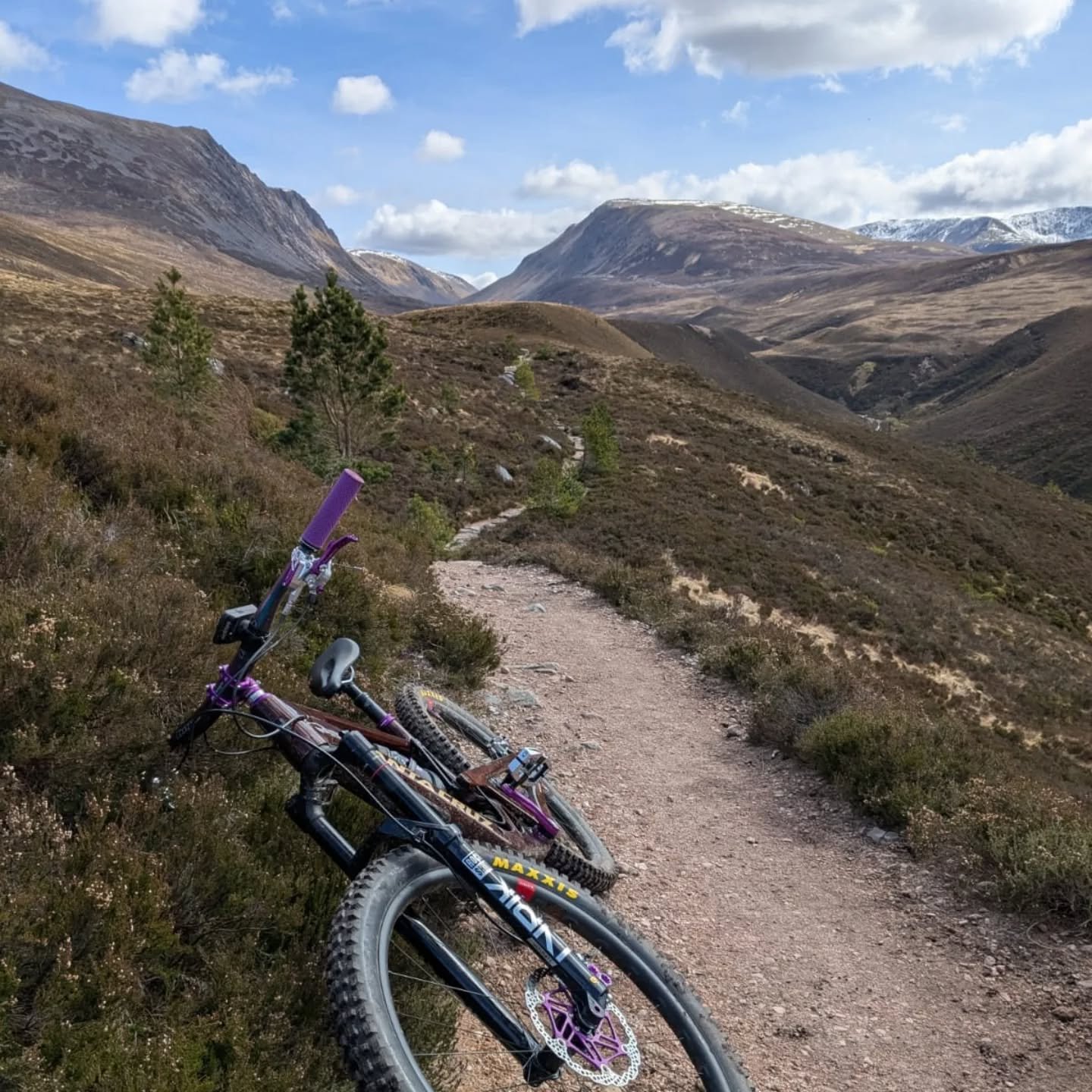 We're partway through the week on our Cairngorm Classic Enduro trip, and what a ride it's been so far! From epic highland descents to granite slab flow and forest singletrack, this corner of the Scottish Highlands always delivers the goods. 🤩
We've