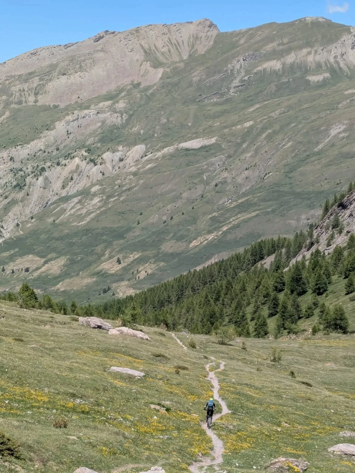 Good times continue rolling on the Queyras Trail Delights E-Bike Week. ☀️⚡No shortage of endless singletrack, epic views, and that classic alpine flow.
As usual, the weather's playing ball - hot, sunny and settled all week long. Hard to believe we'r