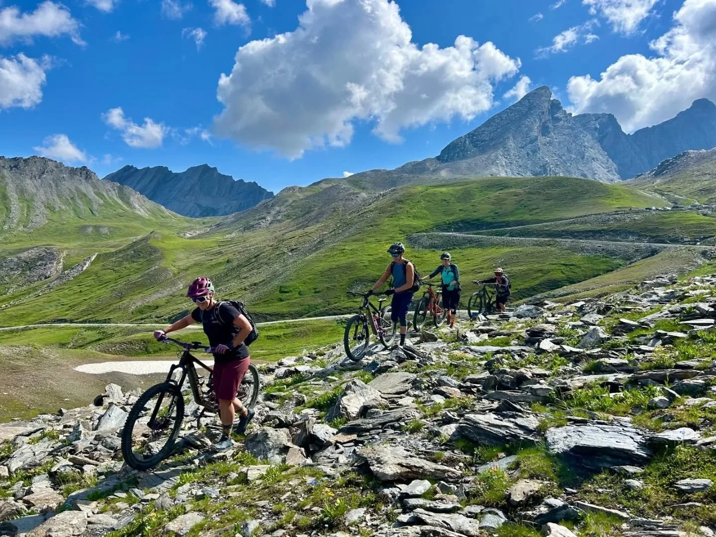 A big journey day for our lovely group on the Hautes-Alpes Enduro Safari today! A short hike a bike led to an all-time favourite flowy descent, beautiful traverse around a valley and final switchback delight! Tomorrow will see us head back towards La