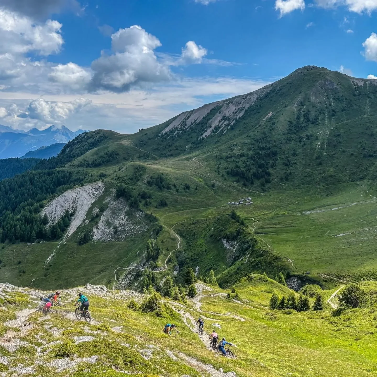The first Mont Blanc Enduro of the year is underway. 🌍🇨🇿🇿🇦🇬🇧
We’ve got an awesome international crew joining us from the Czech Republic, South Africa and the UK. After kicking things off in the Chamonix valley, we crossed into Switzerla