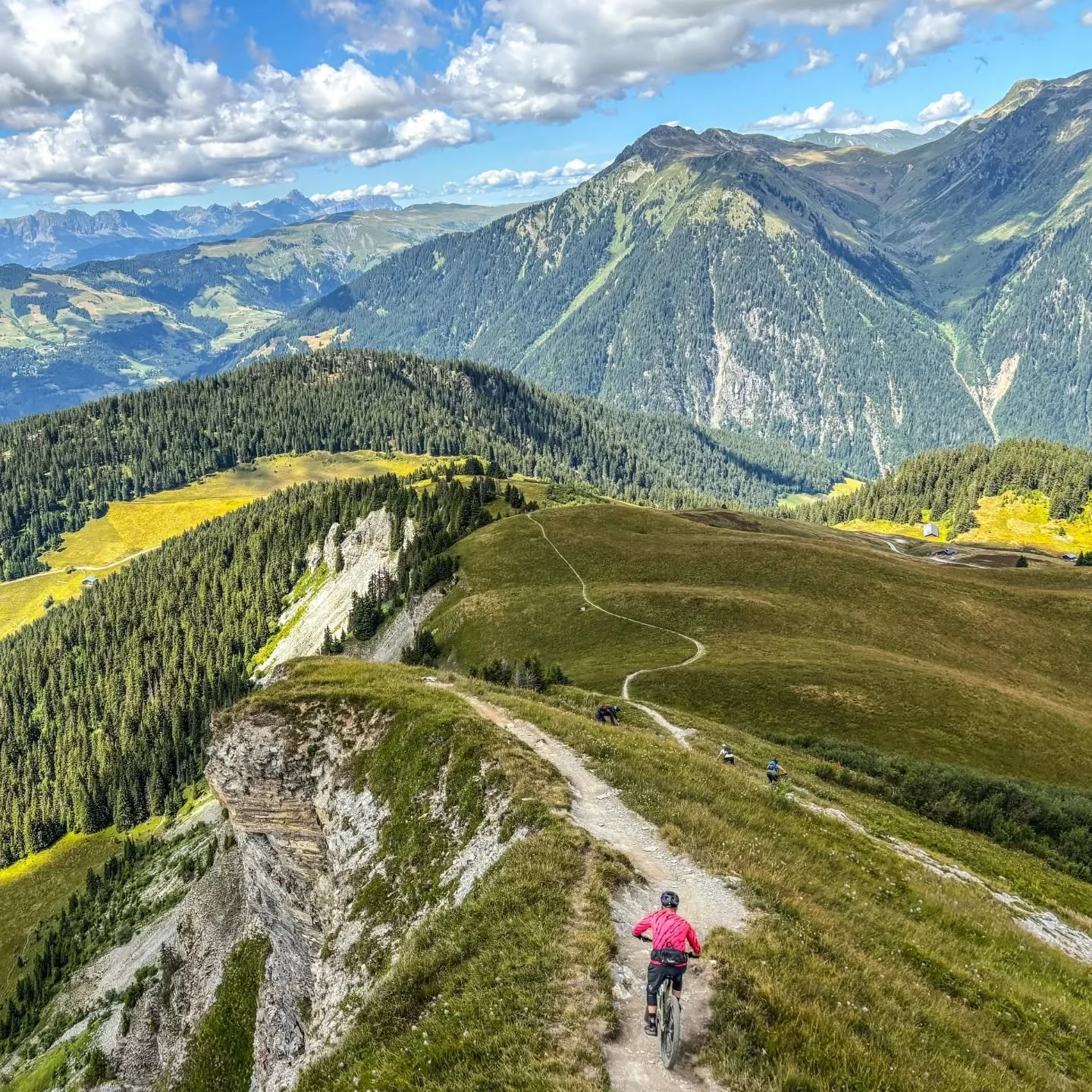 Still making our way around Mont Blanc - through the Tarentaise and now into the stunning Beaufortain. Yesterday’s ridgeline trail served up big views and a techy descent that dropped us right to the hotel door. 🚵✨
📸: @joris_pannetier
#endl