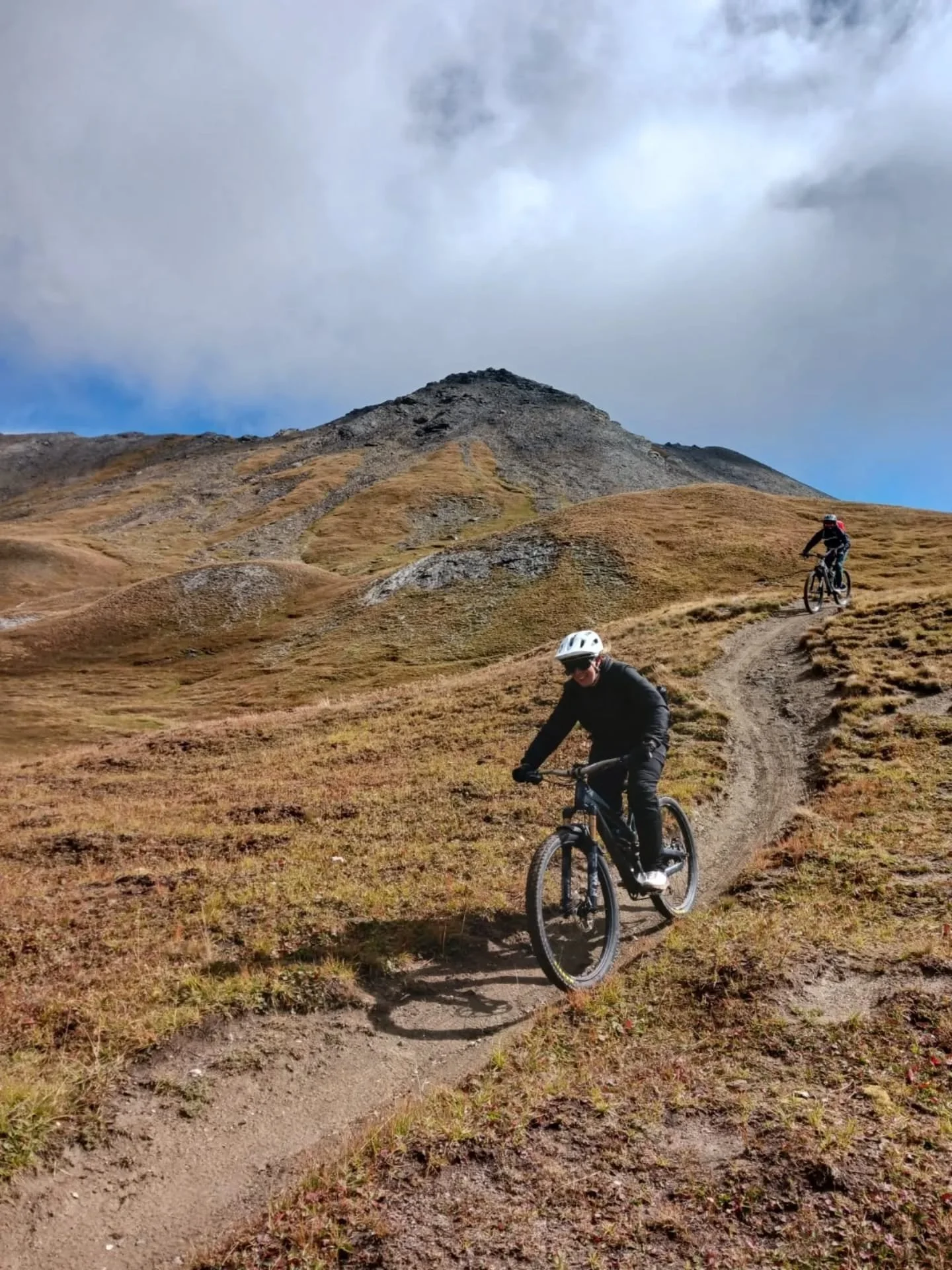๐ The week continues and we’re treated to autumn colours, cooler temps, and bright sunny skies - perfect riding conditions here in the Queyras. Couldn’t ask for a better season to be out on the trails ๐ต‍โ๏ธโ๏ธ
#endlesstrailsmtb #ride