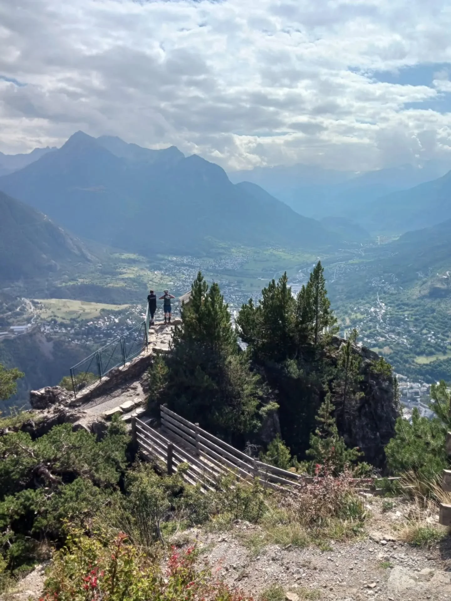 Kicked off the Haute-Alpes Enduro Safari with an awesome crew from the USA and UK ๐บ๐ธ๐ฌ๐ง - perfect temps, epic views, and flowy trails straight out of a dream. Stoked for the week ahead! ๐๏ธ๐ฅ๐ต‍โ๏ธ
#endlesstrailsmtb #rideendlesstrails #mountai