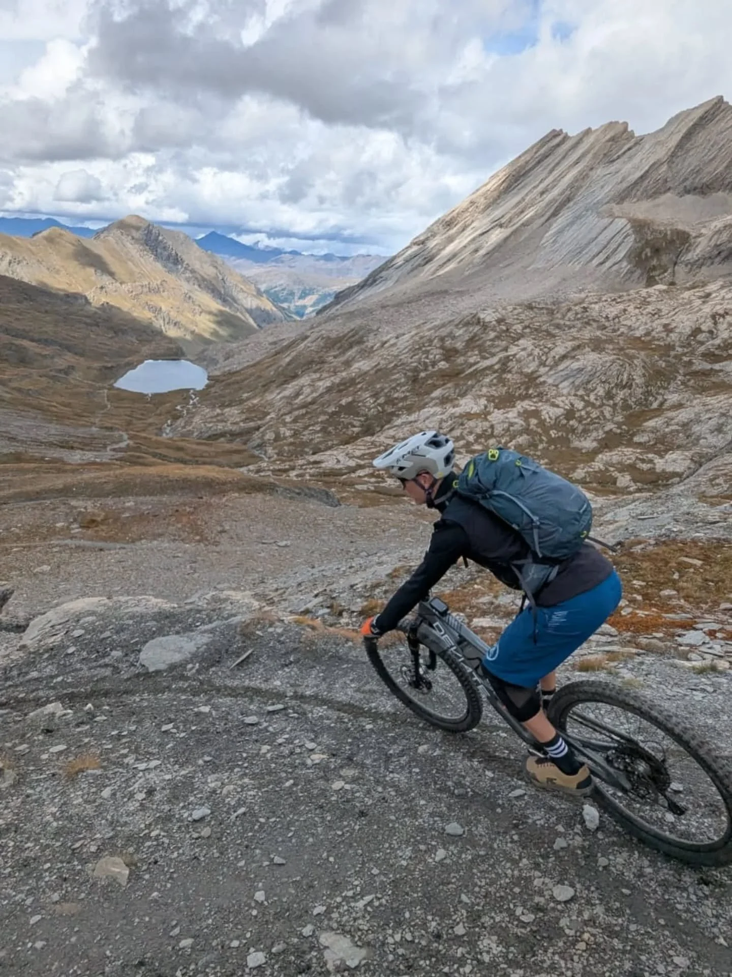 Halfway through the Hautes-Alpes Enduro week and now making our way through the beautiful Queyras - these trails never disappoint. Flow, tech, and views for days… hands down some of our favourite riding in the Alps! ๐โฐ๏ธ
๐ธ: @chamonixbikeguid
