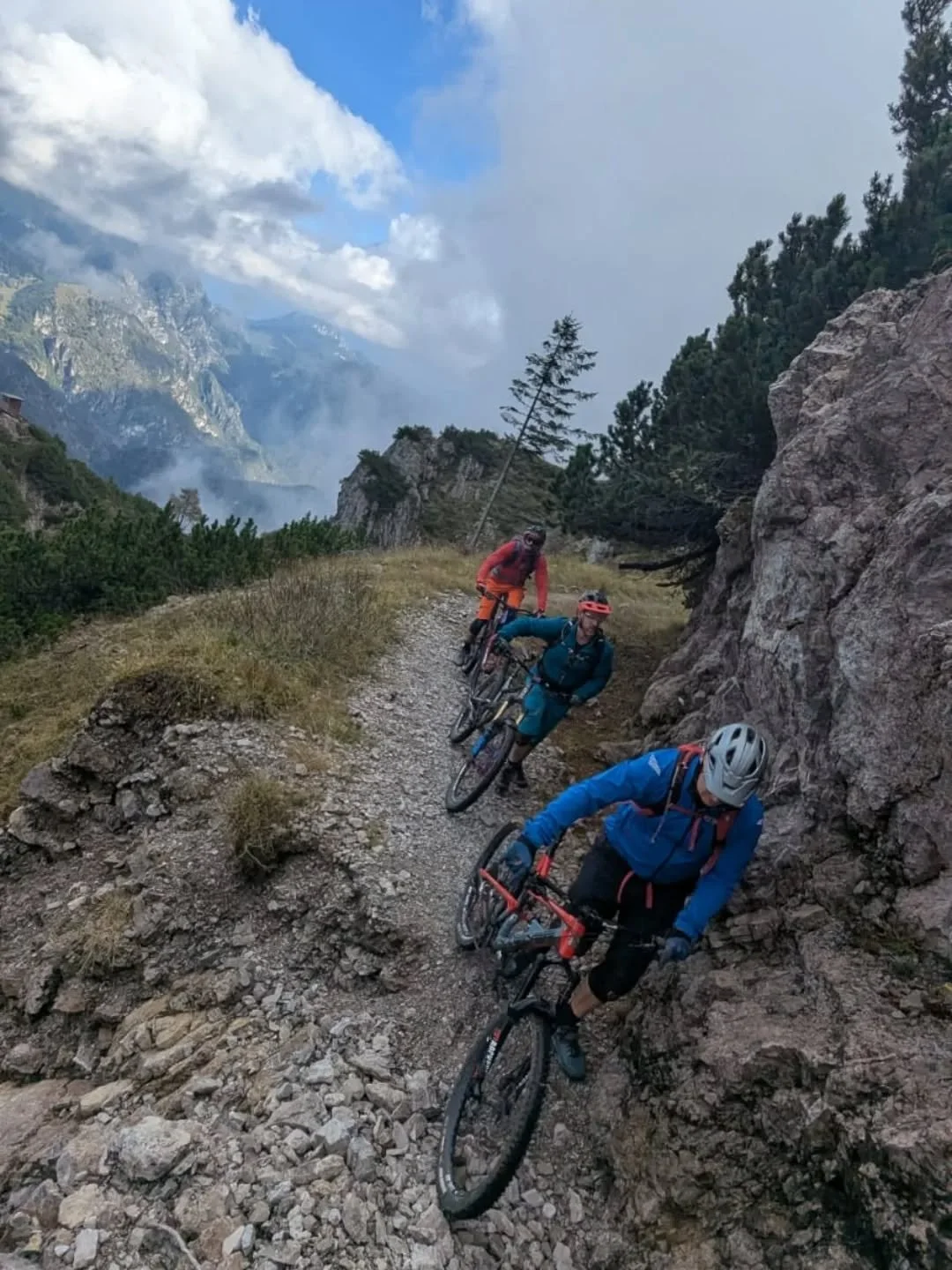We had a big travel day on day 2 of the trip, as we headed away from the hustle and bustle of Lake Garda towards Lago di Idro. 🇮🇹

We rode wild and little-used trails. The group was even lucky enough to spot a wolf! 🐺

The adventure continues! 🚵?