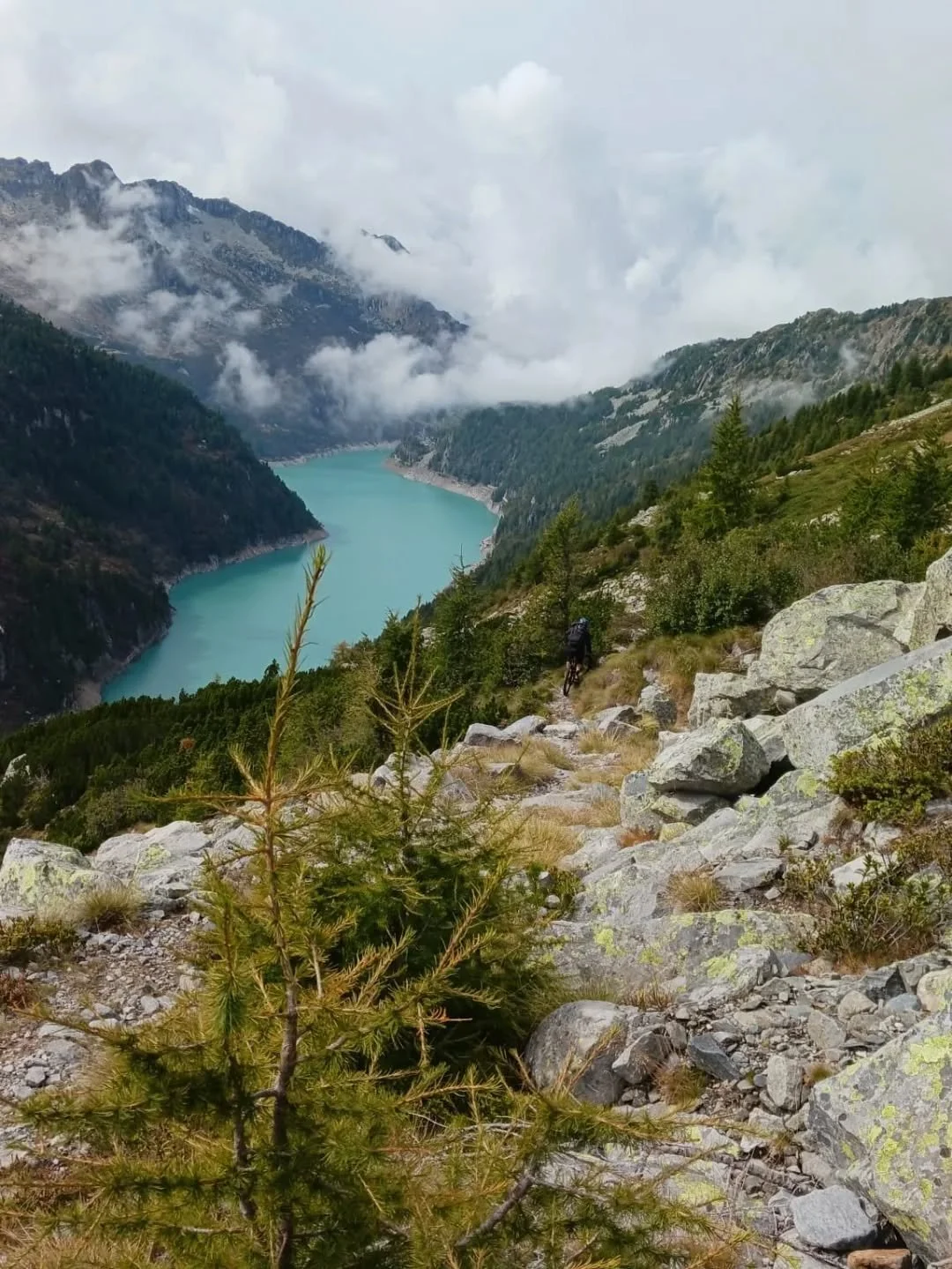 Day 3 of the Lake to Lake trip featured stunning views and more rocky trails. 🇮🇹

Swipe to see @pdoddymtb finding &quot;flow&quot; amongst the janky rocks. Not an easy feat! 

Here's to more epic views, and technical riding, in the days to come. 🚵