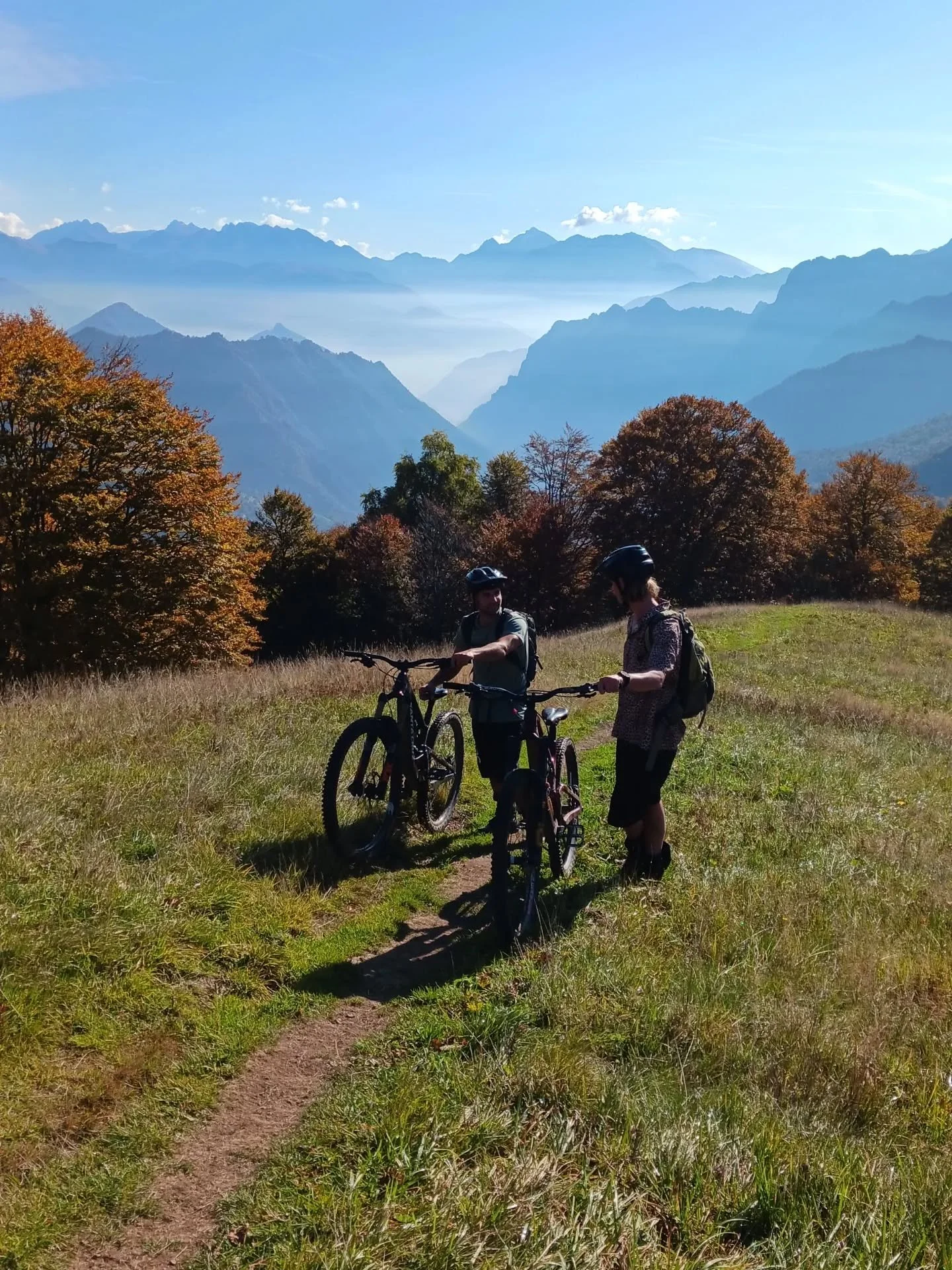 How is it a week already since we were making our way down the trails to Lake Como?! 
😎Our final day on the Lake to Lake trip was a stunner of an autumn day; sunny skies, morning mist hanging in the valleys with layer upon layer of mountains behind,