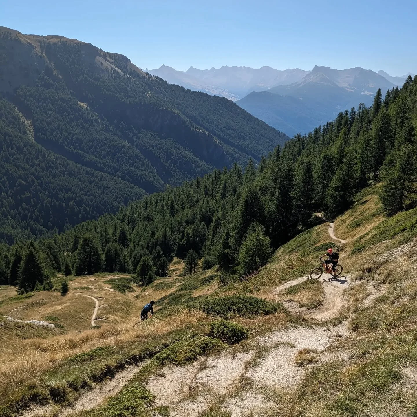 Longer days, warmer air, and the trails are finally drying out&hellip; ☀️

Not long now before we&rsquo;re carving up dry, dusty trails and soaking up those golden hour laps! 

#endlesstrailsmtb #rideendlesstrails #mountainbiking #warmerweather #dryt