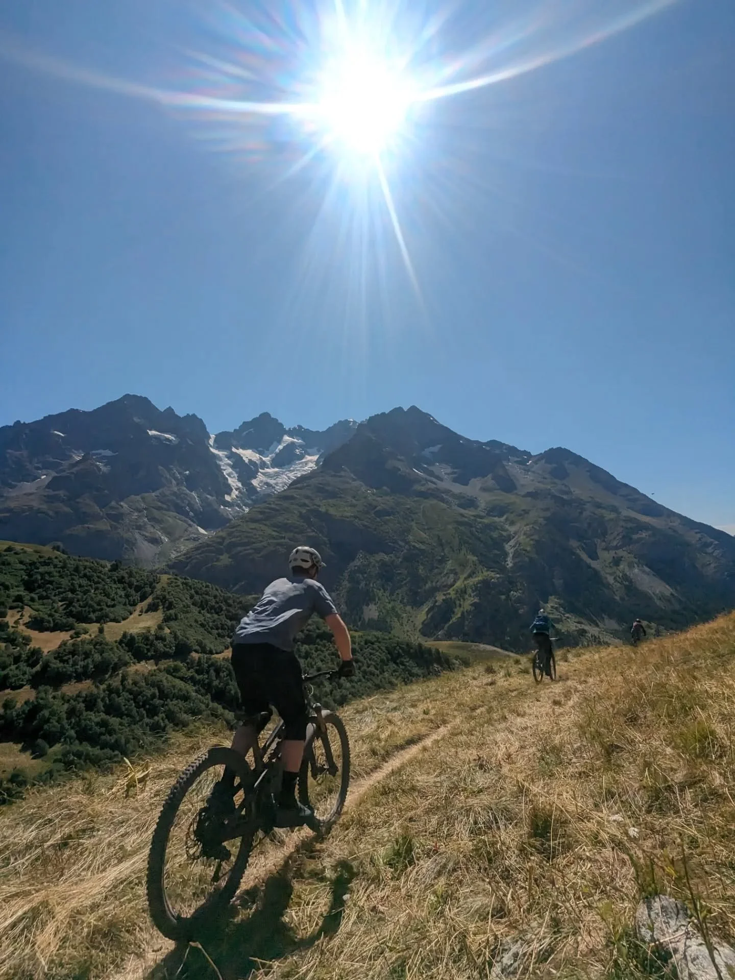 From the shadow of Mont Blanc to the legendary trails of Alpe d&rsquo;Huez ⛰️⚡️

300km of epic alpine terrain.
6 unforgettable days.
Huge descents, remote valleys, high mountain passes, ancient trails, and some of the wildest riding the French Alps h
