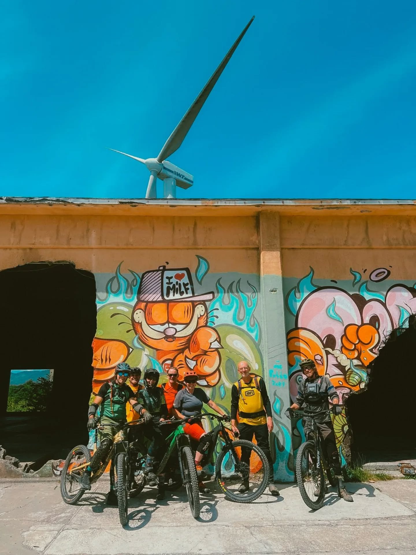 A few moments from our second Trans Ligurian Odyssey trip 📸! The group are enjoying their time in Italy 🇮🇹🍕. Featuring some traffic on the road 🐐🚵&zwj;♂️⛰️

📸: @sandra_boerner

#endlesstrailsmtb #rideendlesstrails #transligurianodyssey #mounta