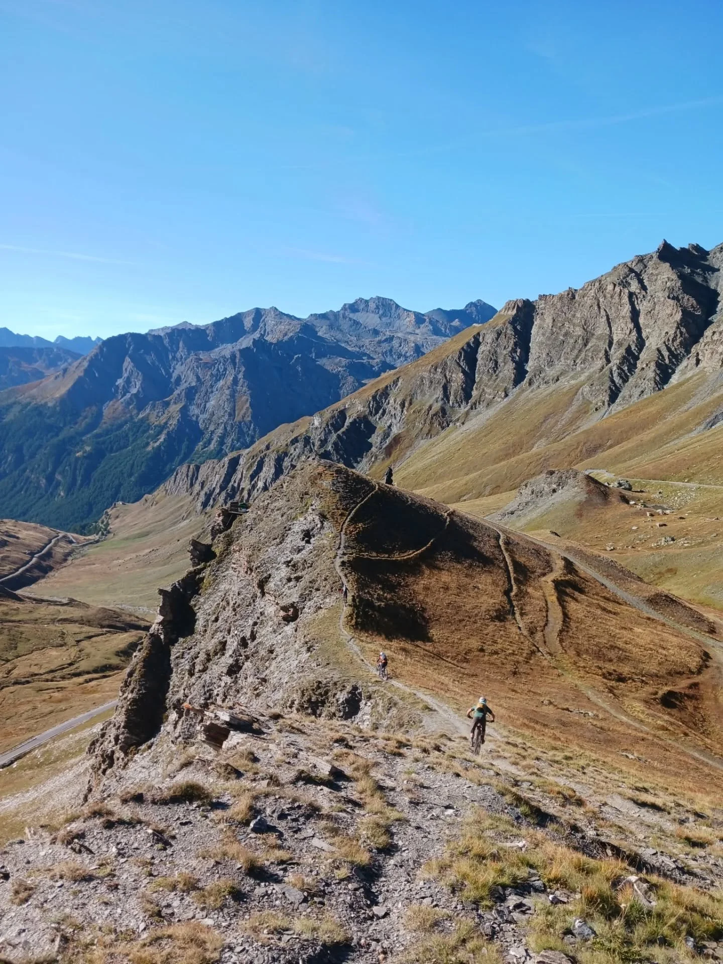 Queyras Trail Delights: At The Edge Of The Wild ⛰️🚵

Wild landscapes. Endless singletrack. Big mountain descents. Hidden trails. And a place that seems to cast a spell on everyone who rides here&hellip;

Flowing descents from high mountain passes, l