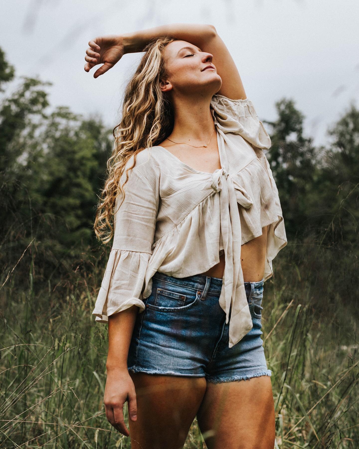 Had the most fun and creative afternoon with my pal Jaycie🌿 I think it&rsquo;s super important as a photographer to get in front of the camera every now and then to know what your clients feel during a session. Jaycie and I went to this perfect litt