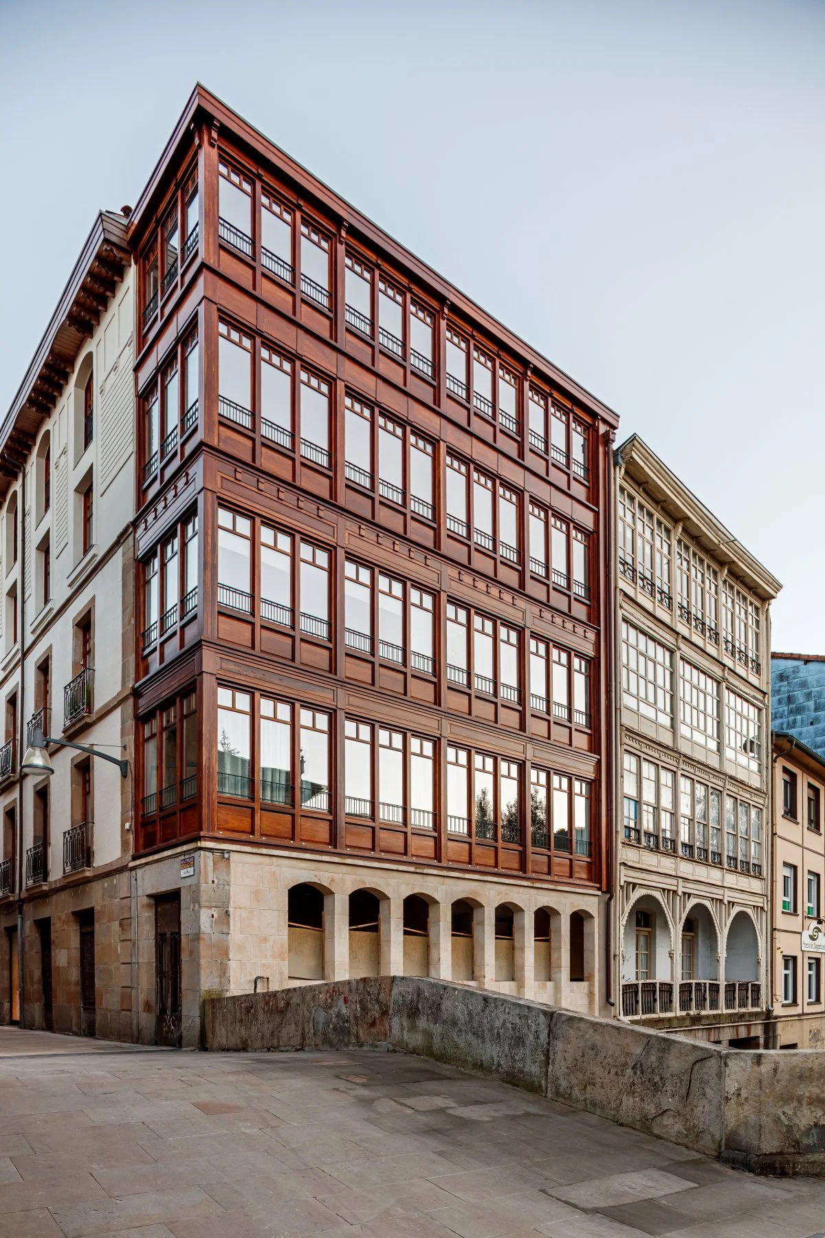 egituraren birgaitzea eta 9 etxebizitza ezberdinen barne erreforma/ structural reform and interior rehabilitation of 9 different homes