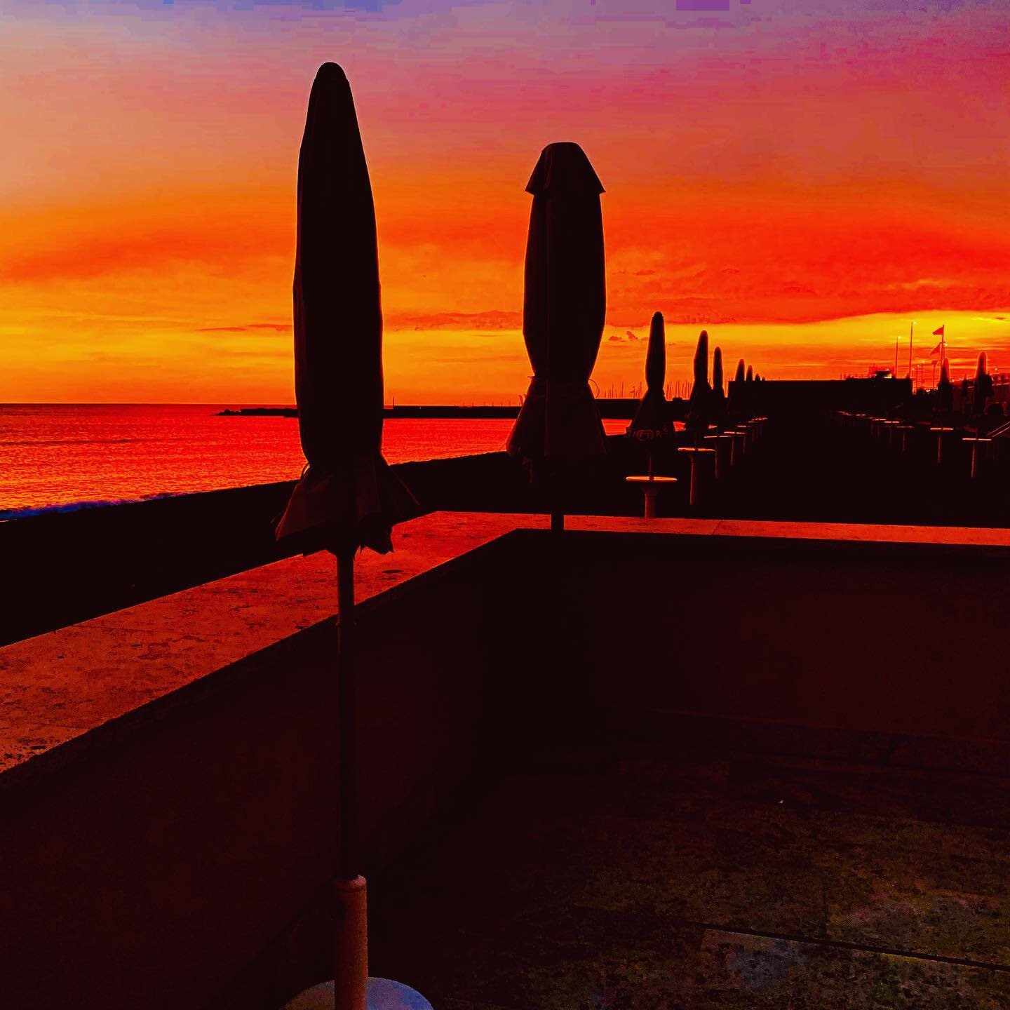 Sunset time&hellip;..
#sunsetbar #tramonti #tramontialmare #lavecchiapineta @lavecchiapineta_bar @la_vecchia_pineta
