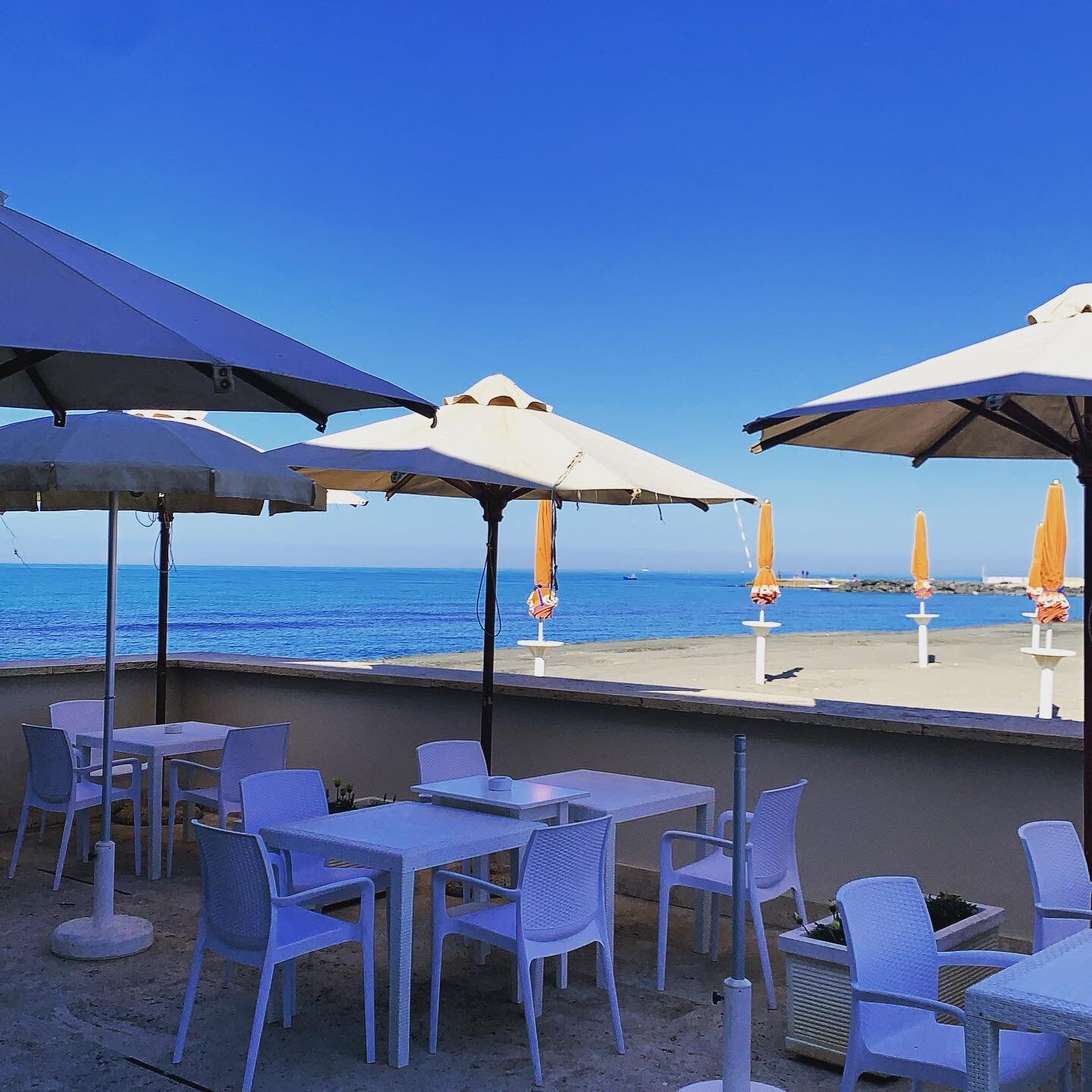 Finalmente una giornata come si deve. #lavecchiapineta #colazionealmare #beachrestaurant #beachbar @la_vecchia_pineta