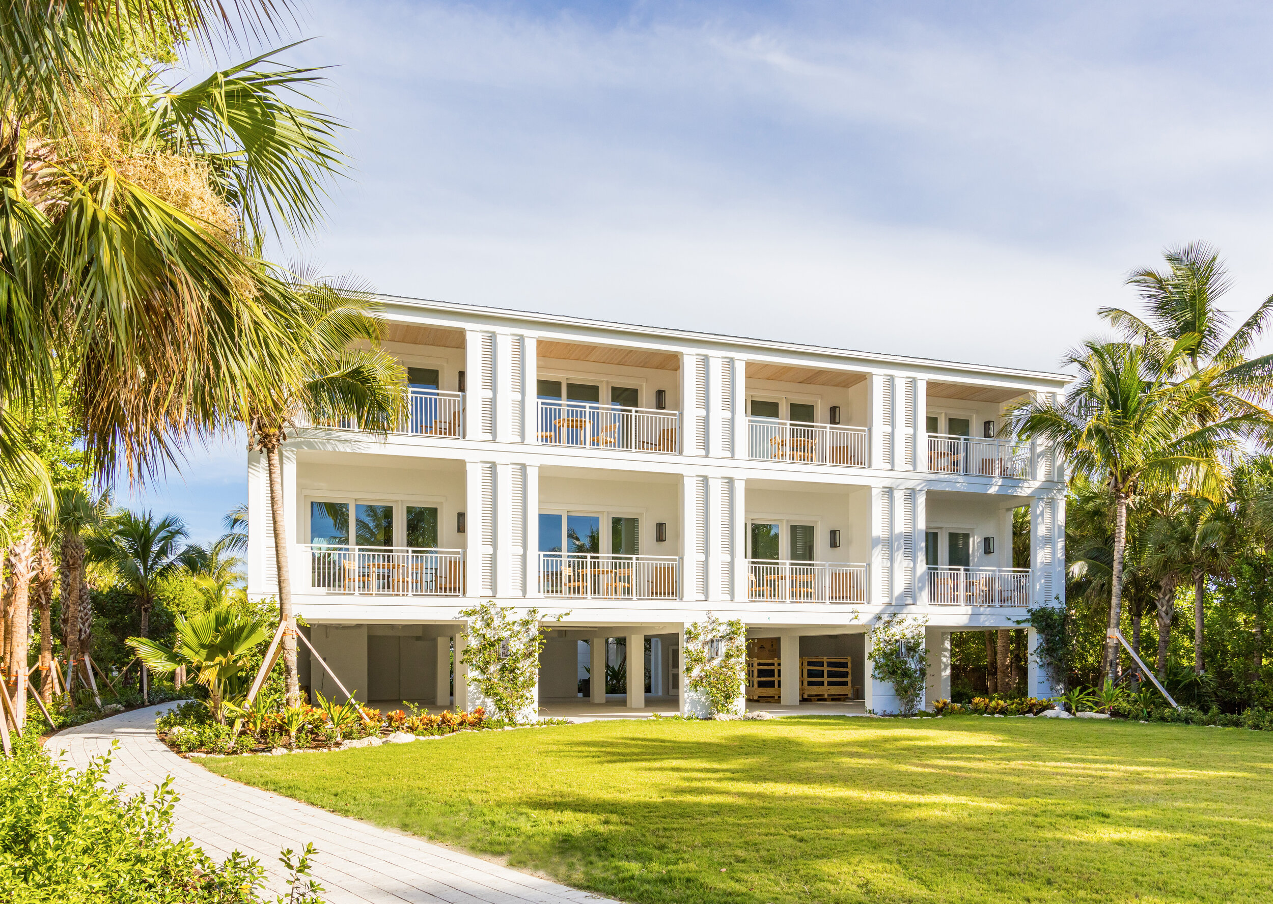  The Islands of Islamorada’s Ocean House suites and event lawn, surrounded by palm trees. 