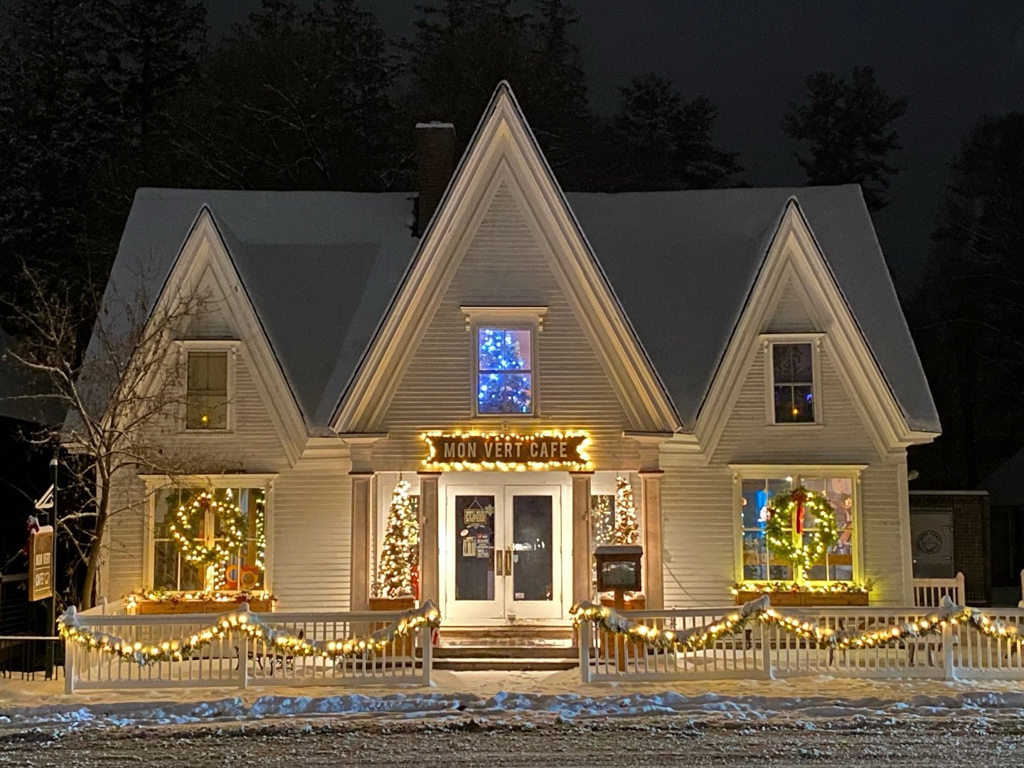 And just like that we&rsquo;ve gotten our first veritable snowfall of the year! ❄️ We&rsquo;re still open, so grab your boots and come warm up with a hot cup of coffee or one of our delicious specialty lattes. ☕️✨

#monvert #monvertcafe #woodstockvt 
