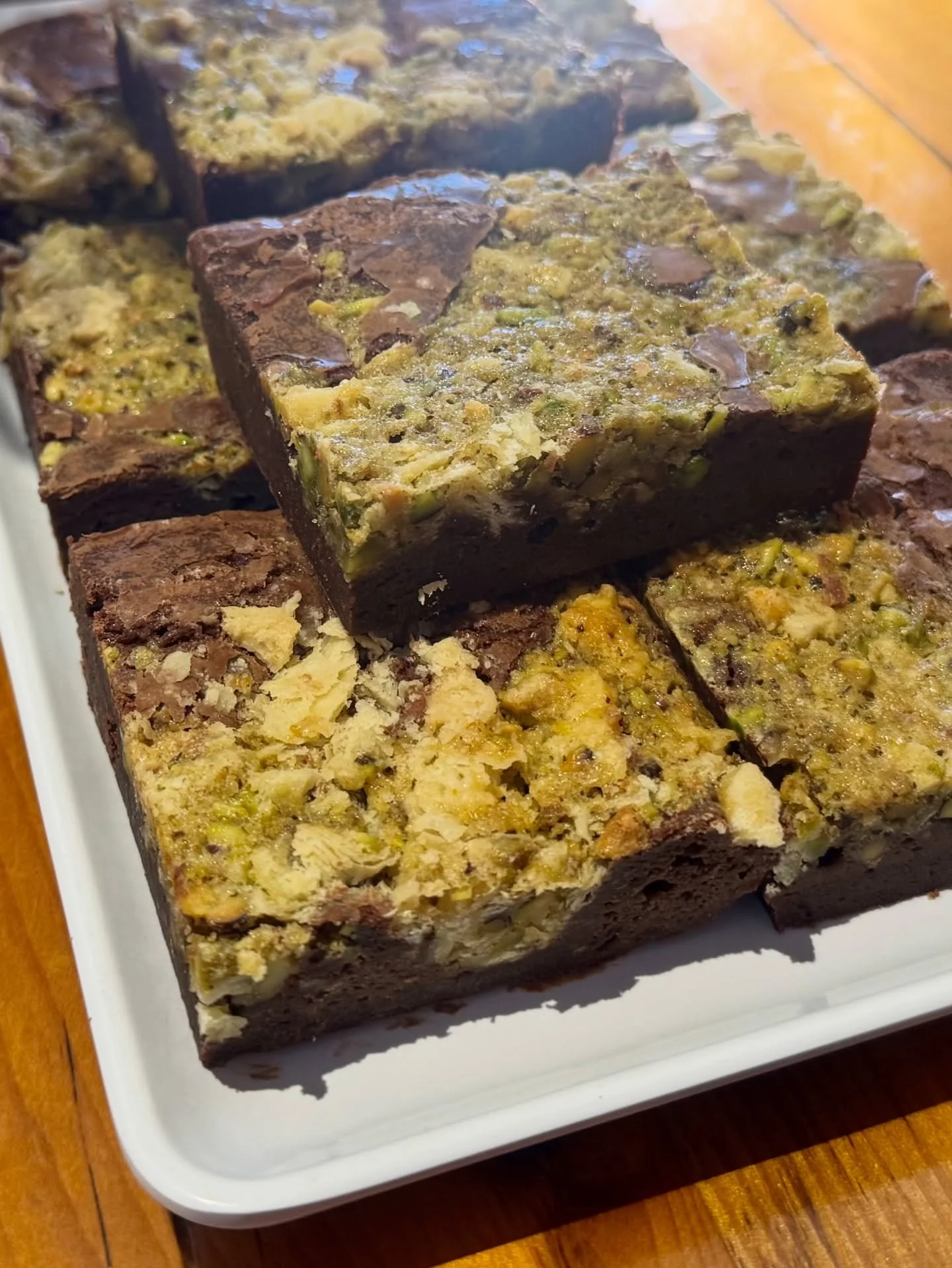 Look at how yummy these pistachio kataifi brownies are! 🍫💚 Kataifi is a traditional Middle Eastern and Mediterranean pastry made of finely sliced phyllo dough and typically pistachios or walnuts. You may know this flavor combo as the inspiration be