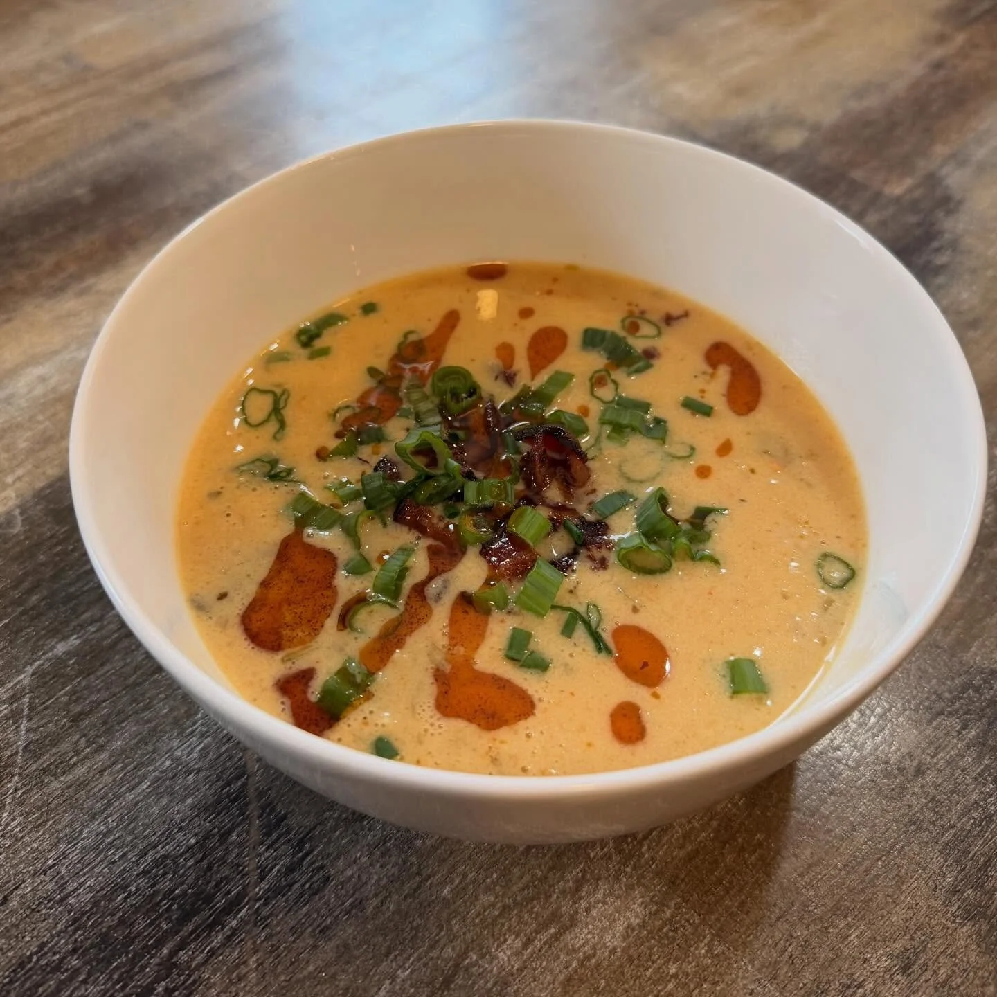 Delicious #VermontCheddar &amp; #local Switchback Ale soup fresh out of our kitchen! With green onions, applewood smoked bacon bits and chili oil! You&rsquo;ll be licking the bowl for sure! 👅 🥣 

#monvertcafe #woodstockvt #vermont