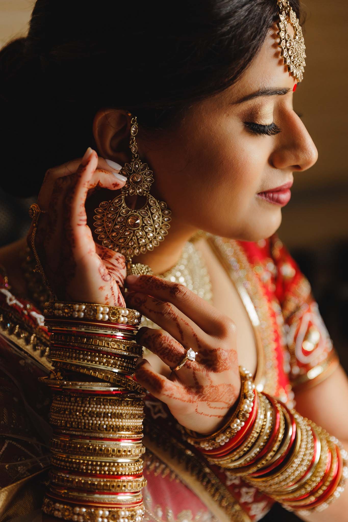  Artistic pose Idea for Indian bride getting ready session  