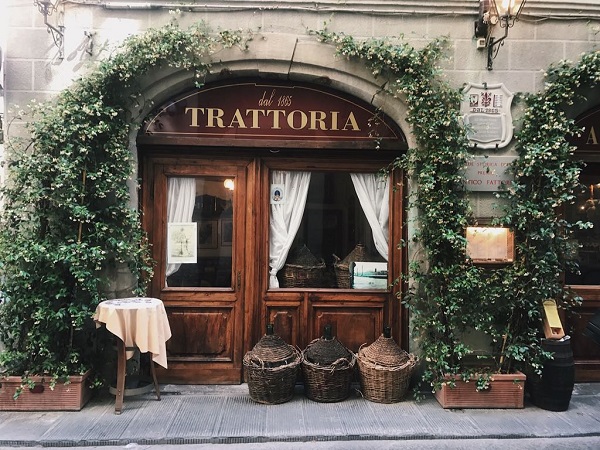 Ewa's top criteria for restaurant selection: #1) Shrubbery quality #2) Food quality #3) Shrubbery quantity
