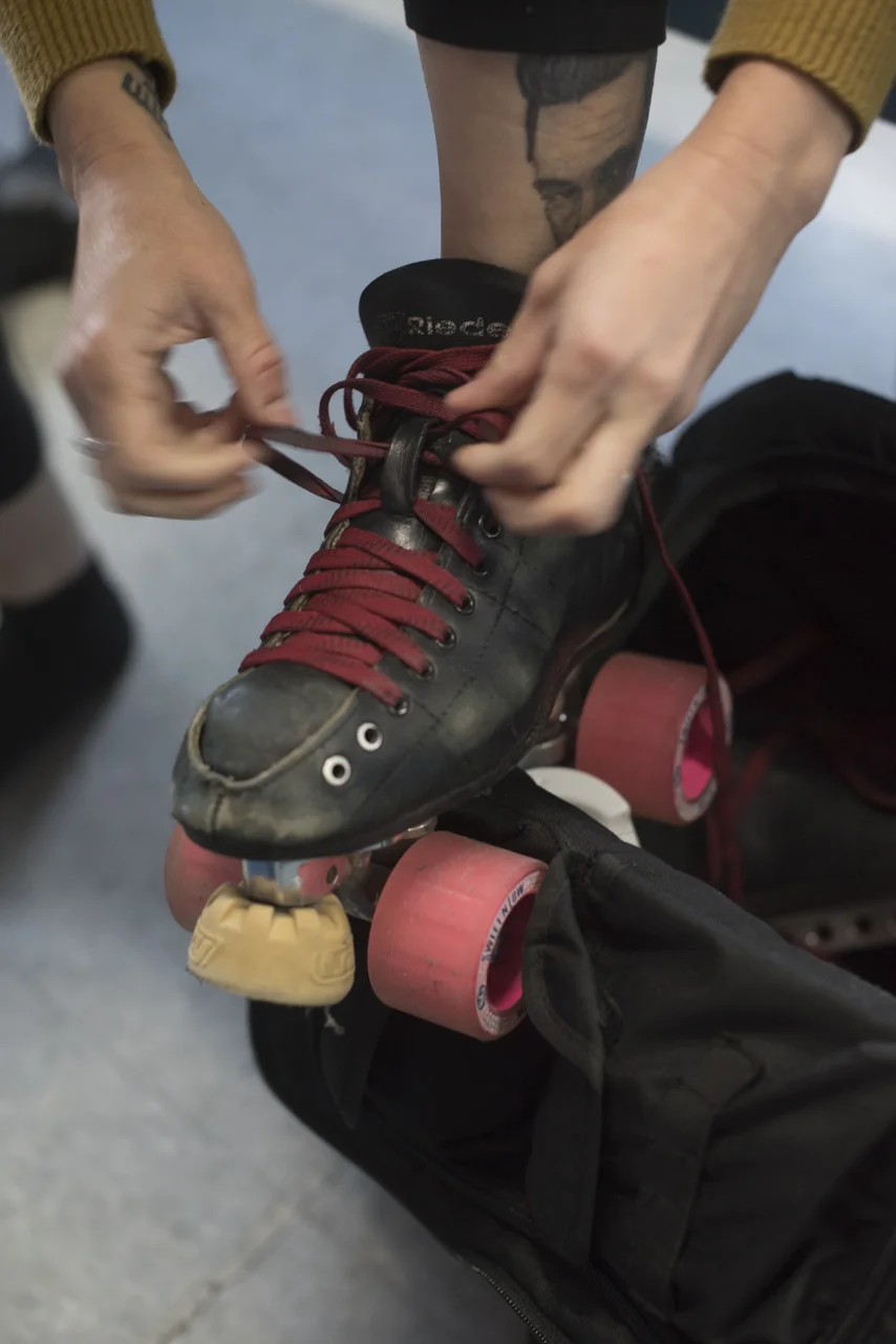 Jasmine Facun ties her skate.