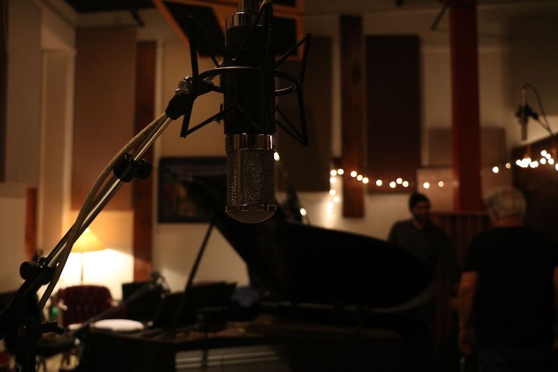 natalie-forteza-session-mic.jpeg