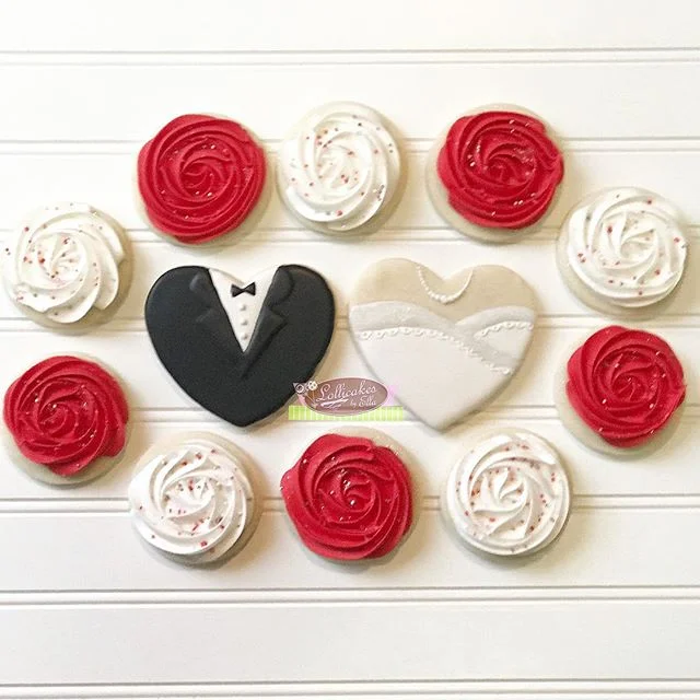 Wedding Sugar Cookies and you cannot go wrong with this simple design and great color combo. #sugarcookies #weddingcookies #sugarcookiesofinstagram #royalicingcookies #lollicakesbyella