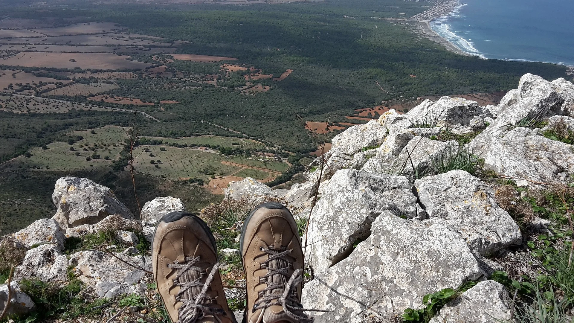 The Best hiking boots to buy : guide by angeloutdoors.com