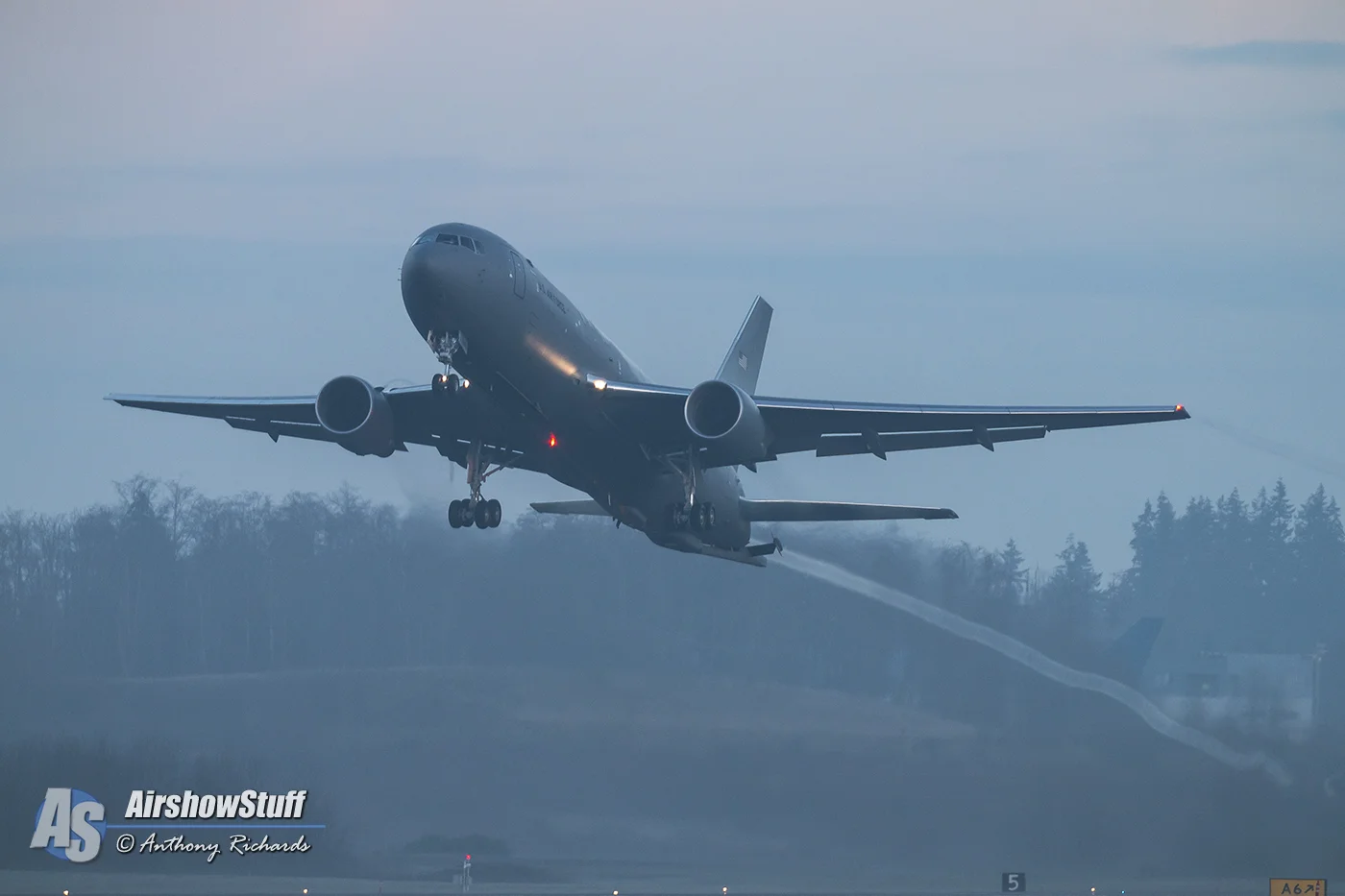Special thanks to Anthony Richards of AirshowStuff for providing photos of the departure from Paine Field. ( www.airshowstuff.com )