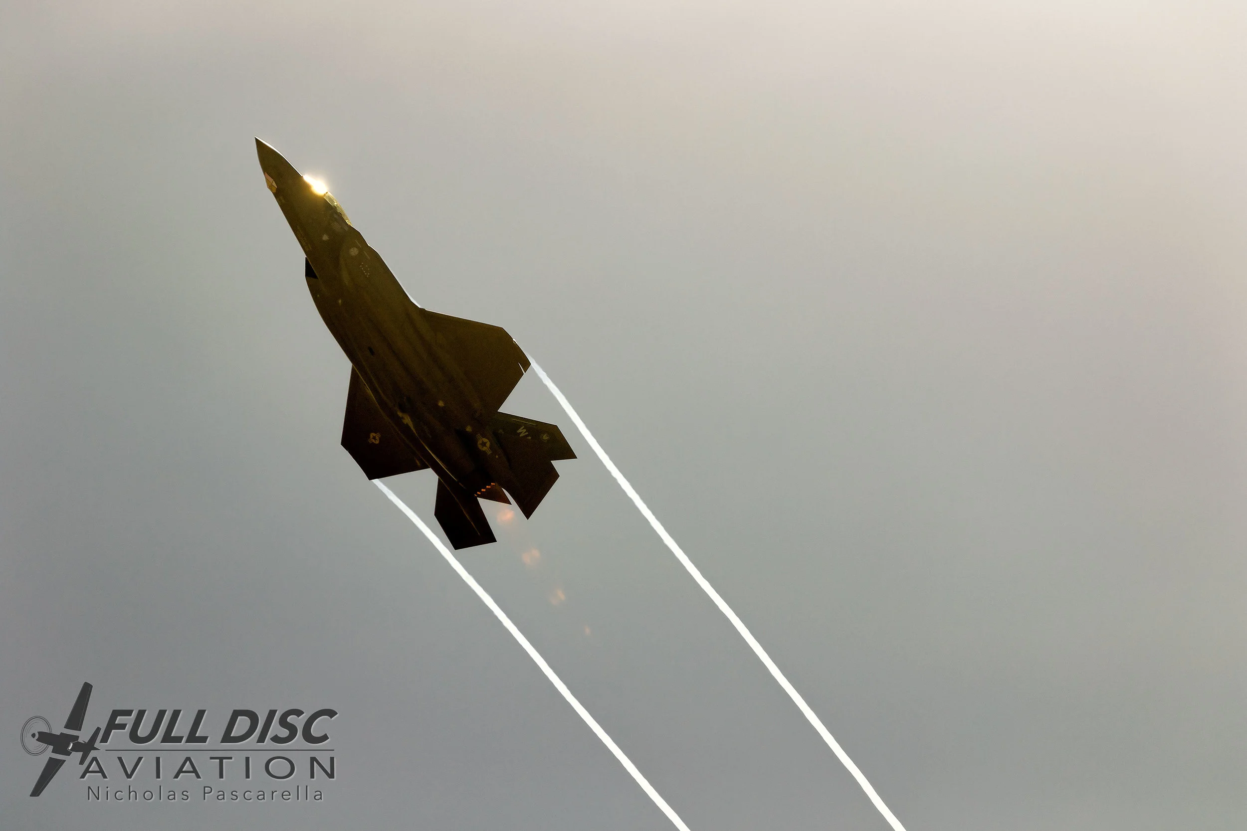 f35_fulldiscaviation_nicholaspascarella_afterburner_vaportrails.jpg