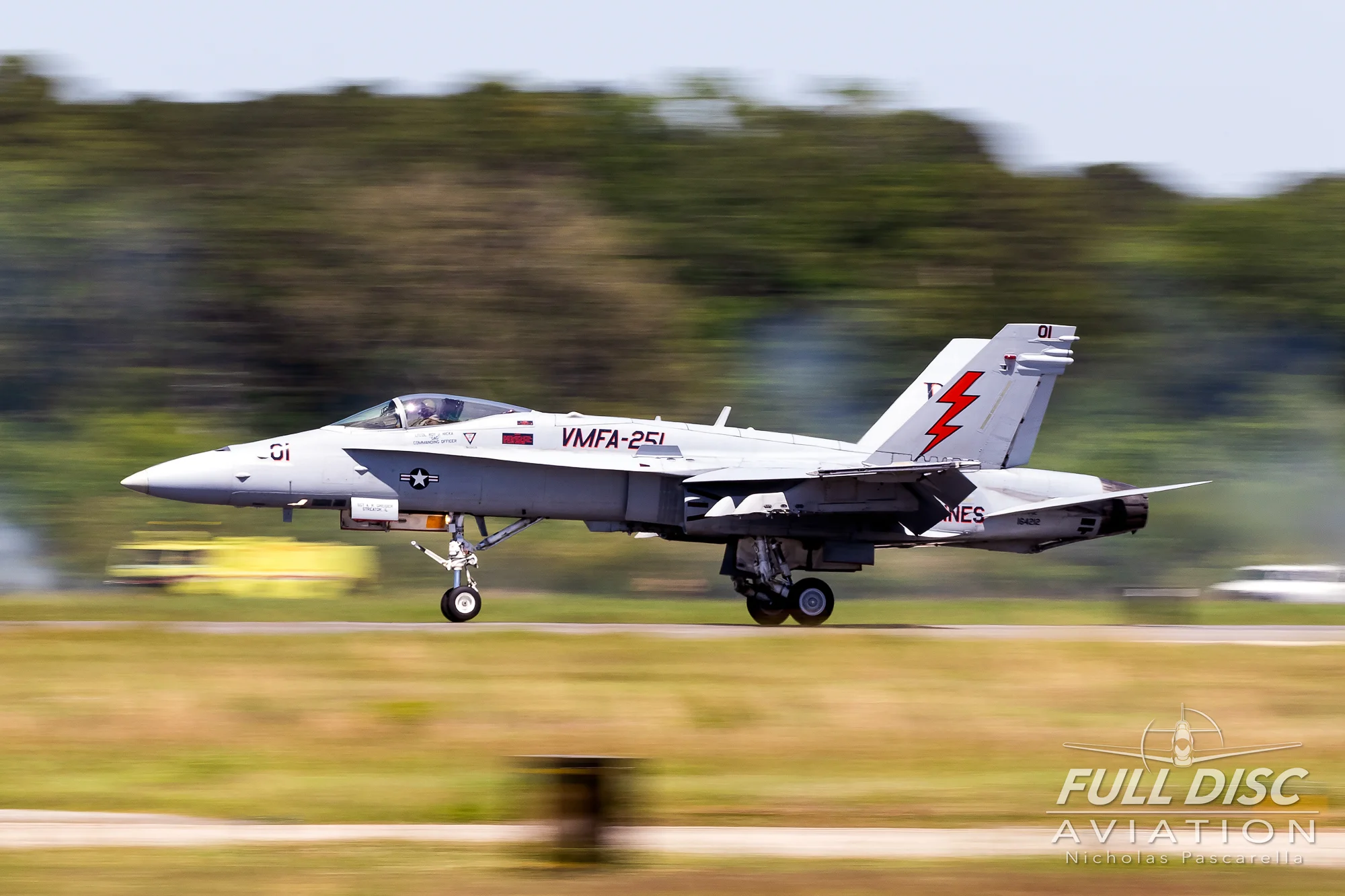 f18_landing_nicholaspascarella_fulldiscavation_aviation_airshow.jpg