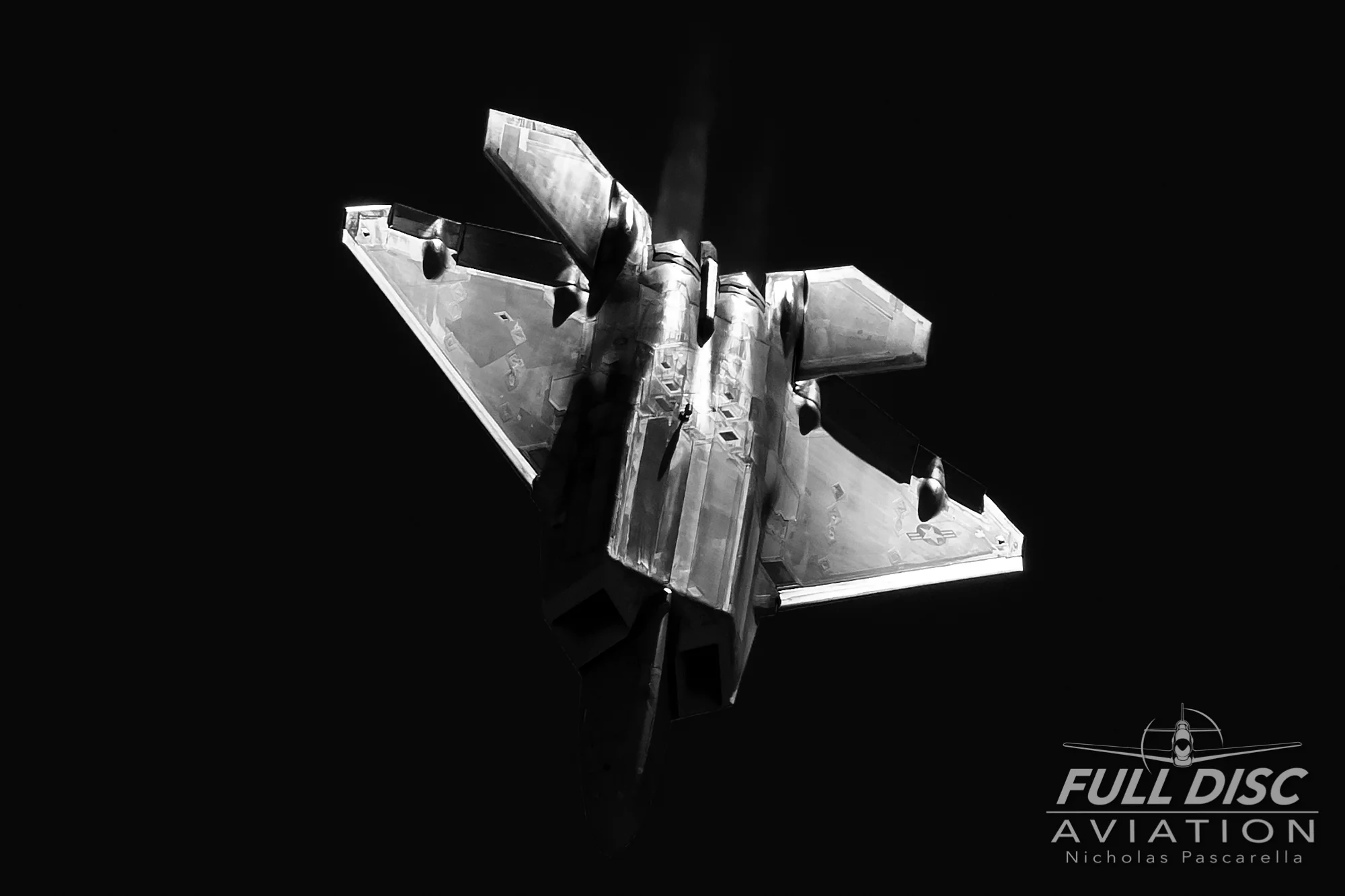 f22_highcontrast_blackandwhite_diving_fulldiscaviation_nickpascarella.jpg