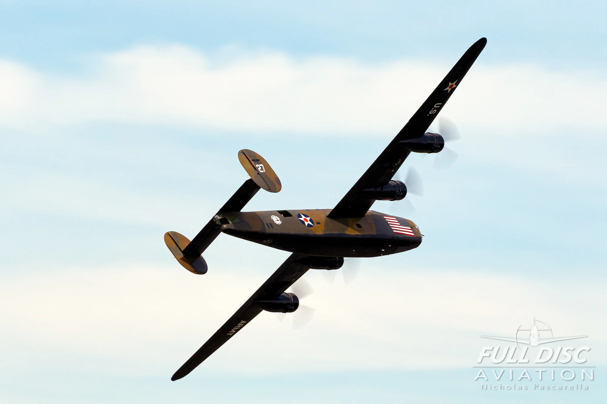 wwiiweekend_warbird_fulldiscaviation_nickpascarella_nicholaspascarella_b24_diamondlil_bank.jpg