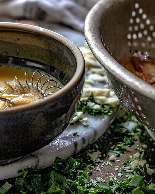 Layers &lsquo;pon layers of Spanish tortilla prep for you @evakosmasflores 😉😘and your #5daystobetterphotos challenge!
⠀⠀⠀⠀⠀⠀⠀⠀⠀
I mean what else am I gonna make on a cold-ish, rainy day with all these fresh eggs?!
⠀⠀⠀⠀⠀⠀⠀⠀⠀
Here&rsquo;s a quick tip