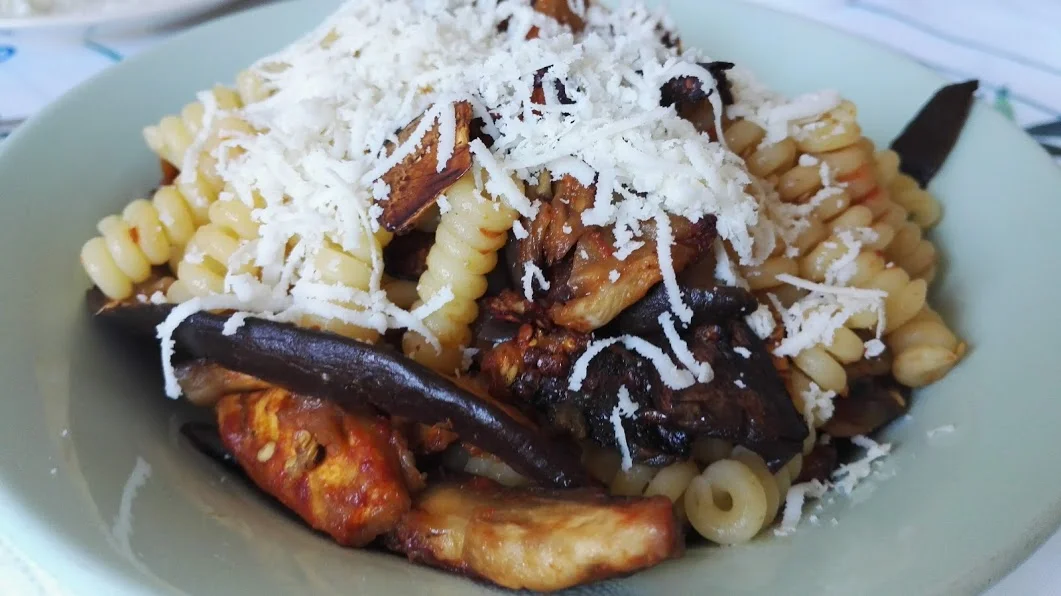  Pasta fusilli, 100g, 157kcal  Melanzana, 1, 30kcal  sugo di pomodoro, 100g, 37kcal  olio evo, 1 cucchiario, 119kcal  cacioricotta, 30g, 88 kcal  aglio e basilico 