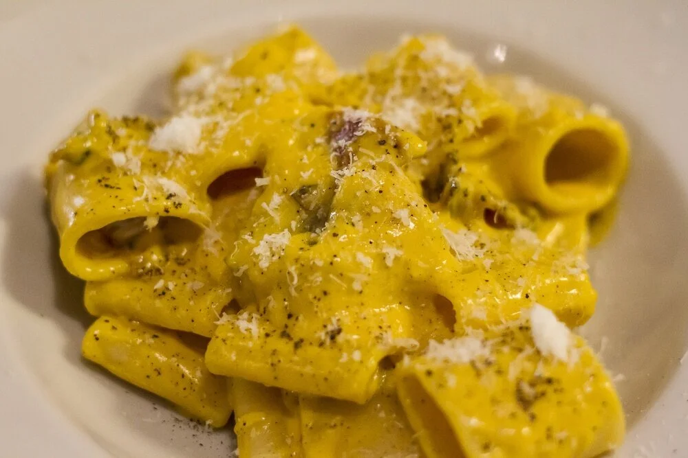  Pasta alla carbonara cremosa: ricetta. Immagine  www.lazanzararoma.com  