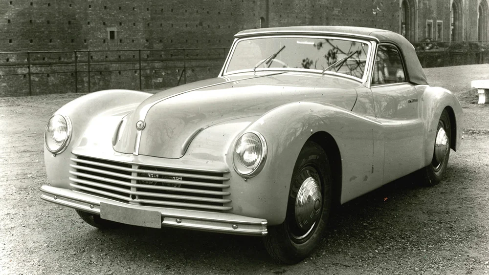 Photo: This copy of the Super Sport convertible PF was taken by Eolo Malinverni, January 19, 1944 in the usual setting of the Castello Sforzesco in Milan. Source: Alfa Romeo 6C 2500 by Anselmi, Editorial Domus 1993, Page 105 (different car). Photo Rights