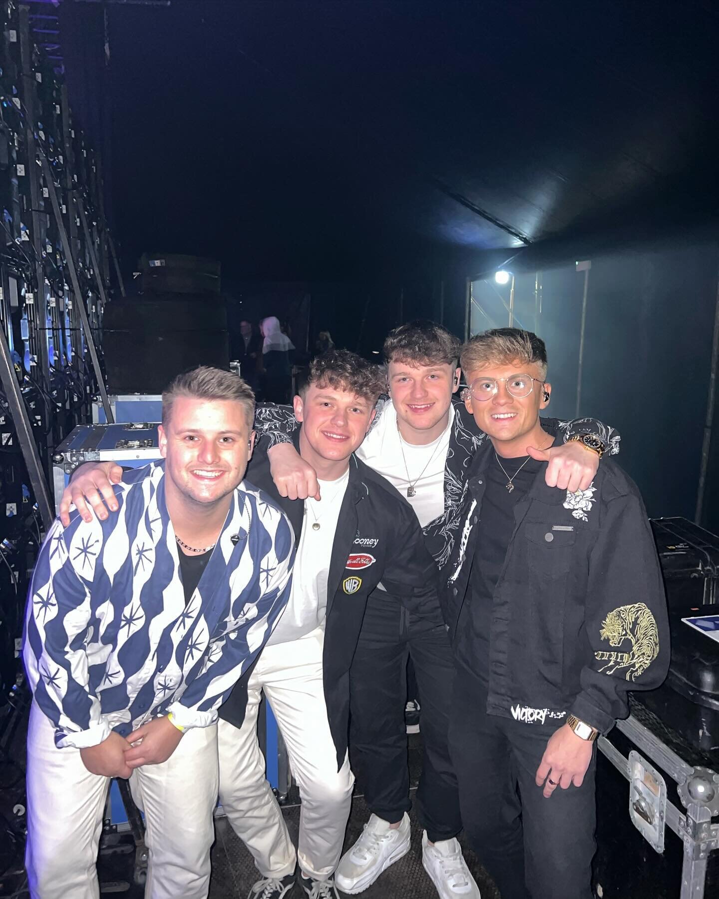 About to go on stage to 3000 @fomhairfestival can&rsquo;t wait supporting @thecoronasofficial wish us luck❤️&zwj;🔥❤️&zwj;🔥❤️&zwj;🔥🔥🔥🔥