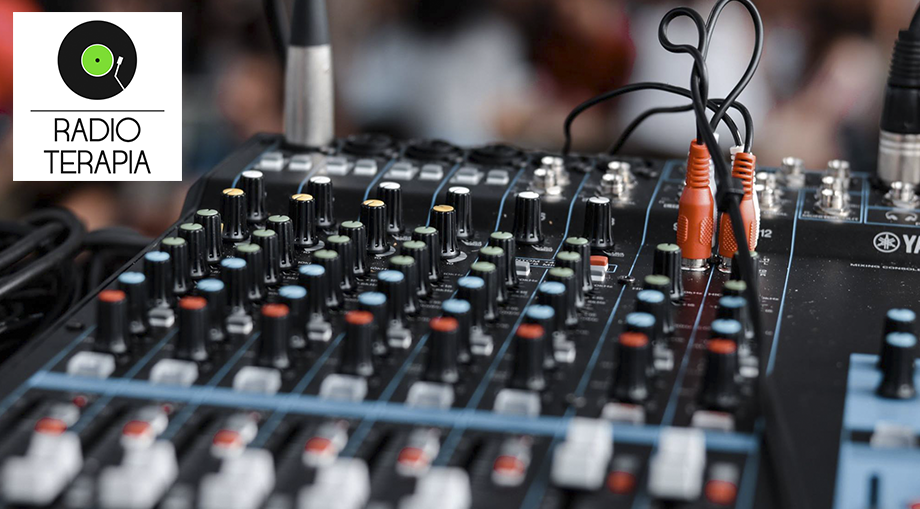 Radioterapia   A RADIO TERAPIA é uma atividade que foi criada em 2011 pelo desejo de um grupo de estudantes de partilhar música, diferente daquela que passa comumente nas estações de rádio, com a restante comunidade académica