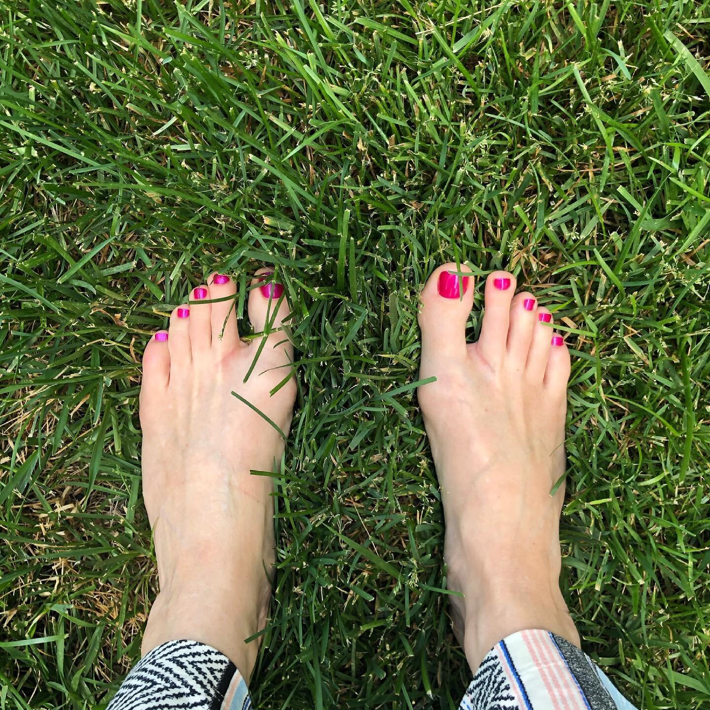 The only thing that feels better than my feet in the grass, is my feet in the grass with friends. 🦶🌿💕➡️

#grounded #goddesses #soulsisters #celebration #feetintgegrass #earthenergy #earthing #acupuncture