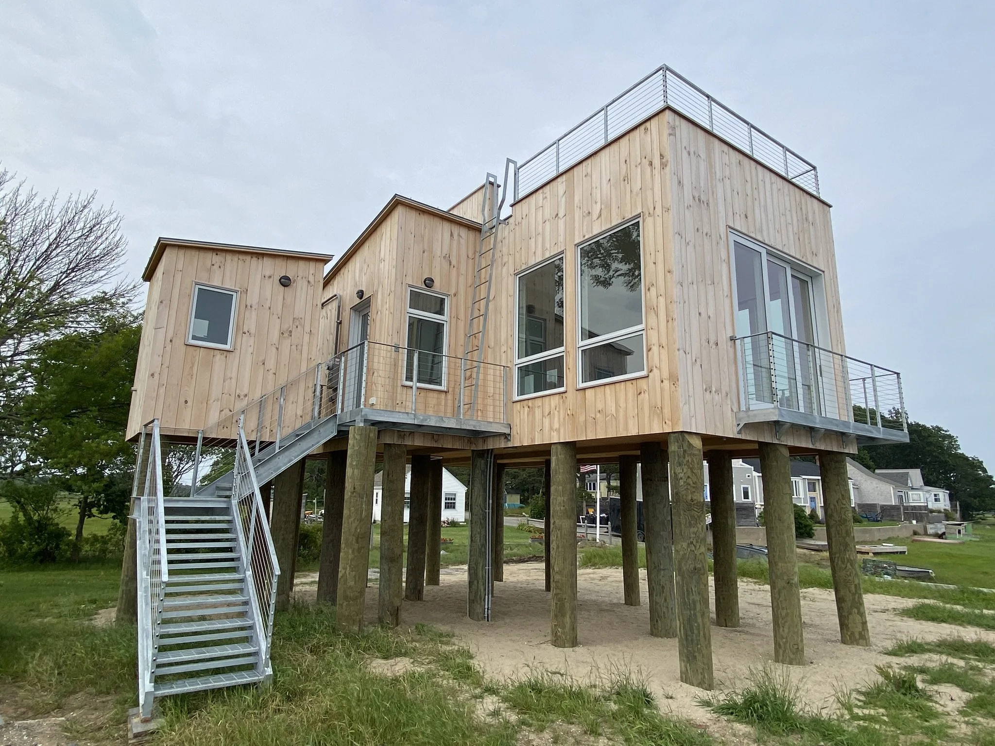 CONTEMPORARY HOUSE ELEVATED ON PIERS
