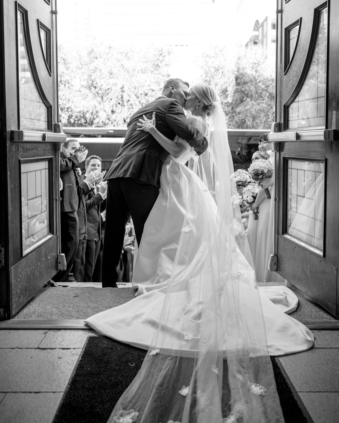 Sealing this Valentine's Day with a kiss 💌

📸: 
@annkampphoto
@theadamkovi
@lindsaystephanyphoto
@conniemarinaphotography
@laurenfair
@williams_emily
@ian.rempel
@timtabstudios
@sarahjanebradleyphotos
@marquez.fotos

#olivefineweddings #chitheewed 