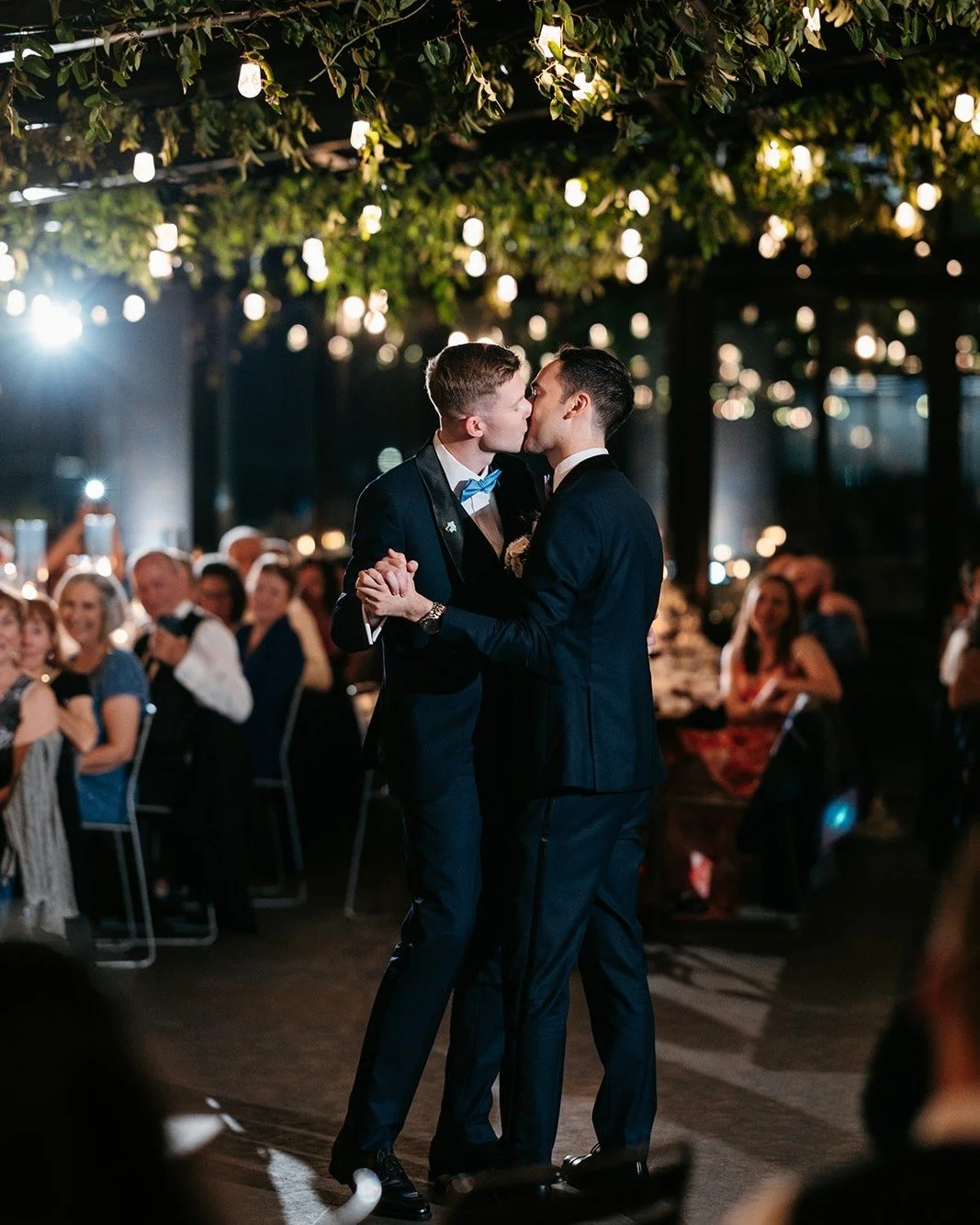 Happy Monday! Mark + Mark's chic, sweet, and breezy summer rooftop wedding is on the blog and if you needed a little pick me up to get your week going, boy is this it!

Noelle's thoughts on the day below, and link in bio for the full read: 

The mome
