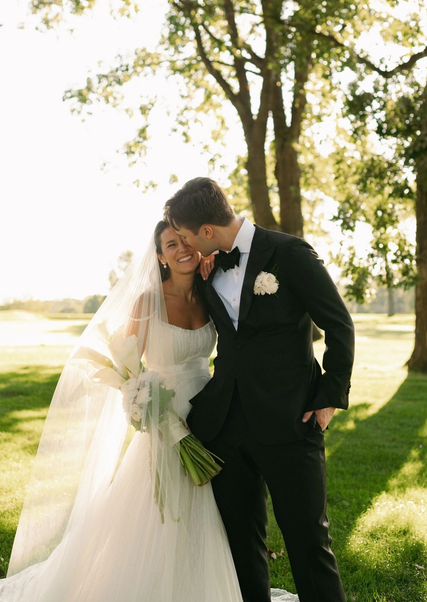 Elise + Curt&rsquo;s portraits? Straight out of Vogue and into your feed. Effortlessly chic, endlessly in love &mdash; these newlyweds are pure magic. ✨🖤

&bull;
&bull;
&bull;
Bride: @elise.gerken, Groom: @curt_gouldin
📸 @lindseycolephotography
📋 