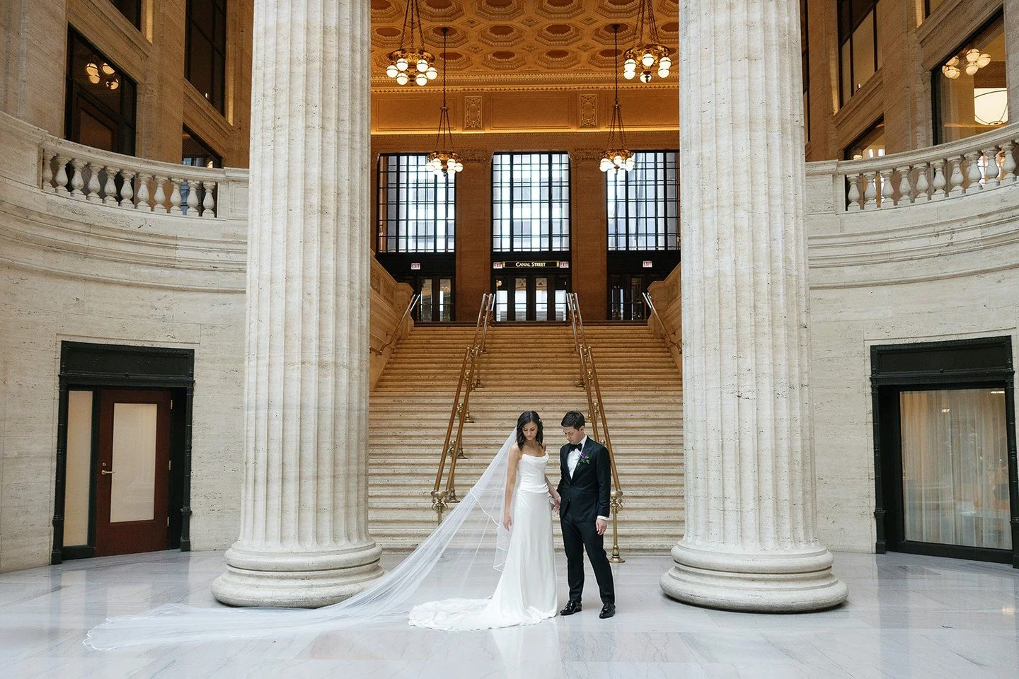 We were supposed to have an outdoor first look and wedding party photos for C+T's day, but Chicago weather had other plans. So had already planned for Union Station as our backup with @sallyodonnellphotography and sometimes, things just work out as t