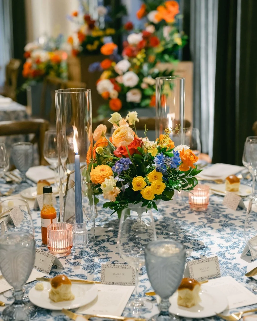 A + M brought all the charm of a bright summer garden party into the Ivy Room&rsquo;s ballroom &mdash; and wowww, did it shine. From the gold flatware to the blue tapers (and every thoughtful detail in between), we&rsquo;re still swooning. ✨🌿💙

&bu