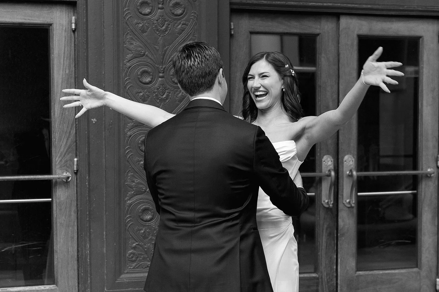 Cat + Tim's day was SO joyful - in literally every photo, Cat is BEAMING.  It was a gorgeous, colorful day for these two -- can we go back to July?! (Can't wait to show you more of the design SOON!)
&bull;
&bull;
&bull;
👰&zwj;♀️@yard_work13 | 🤵 @ti