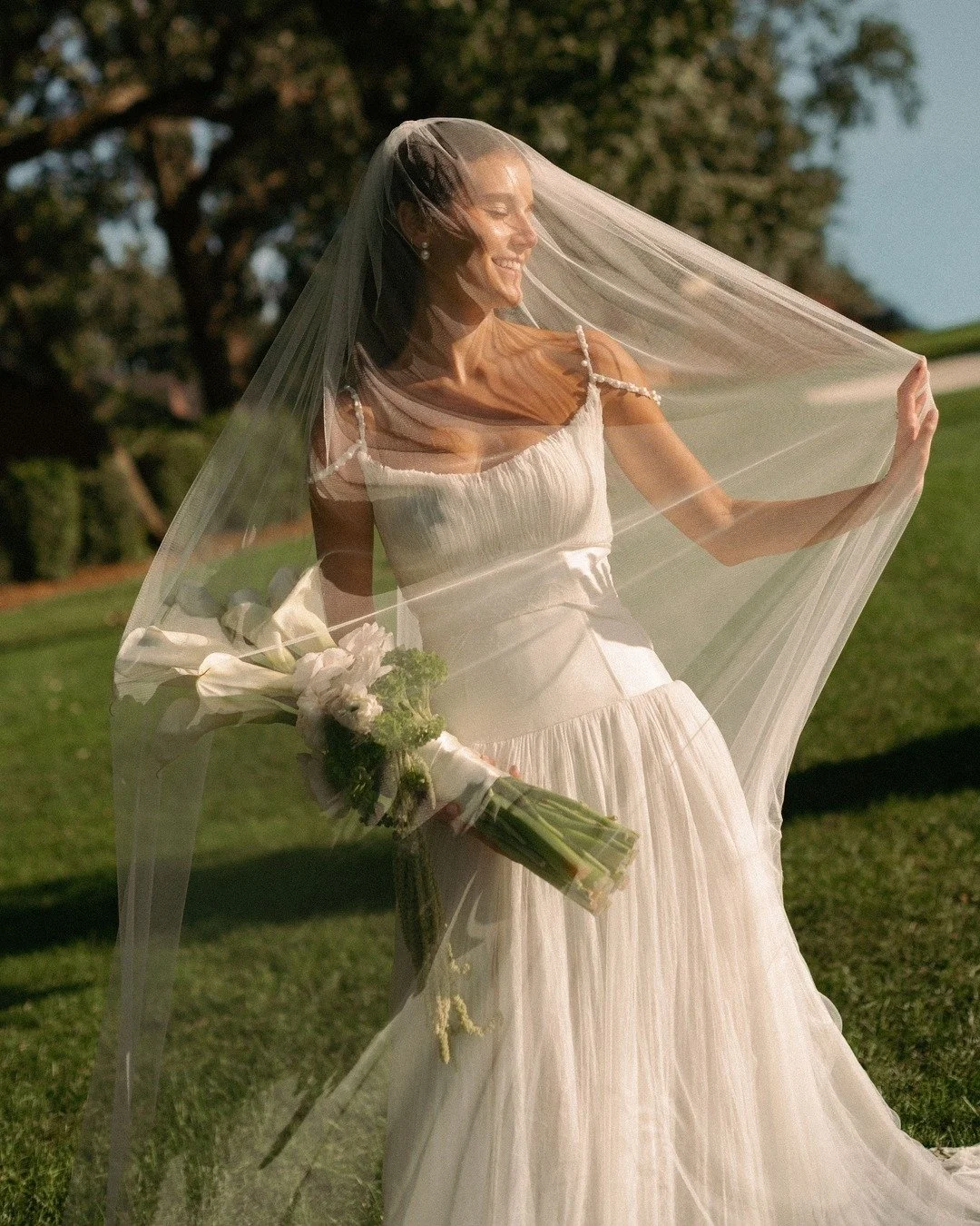 When stunning is the understatement of the YEAR for Elise's bridal look &gt;&gt;&gt;&gt;&gt;

&bull;
&bull;
&bull;
Bride: @elise.gerken, Groom: @curt_gouldin
📸 @lindseycolephotography
📋 @olivefineweddings, Jo Dittus
💒 @oldstpatschicago
🏡 @edgewoo